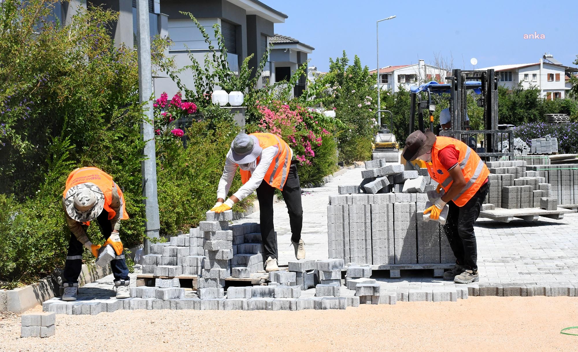 Kuşadası Belediyesi, üstyapı çalışmalarını sürdürüyor