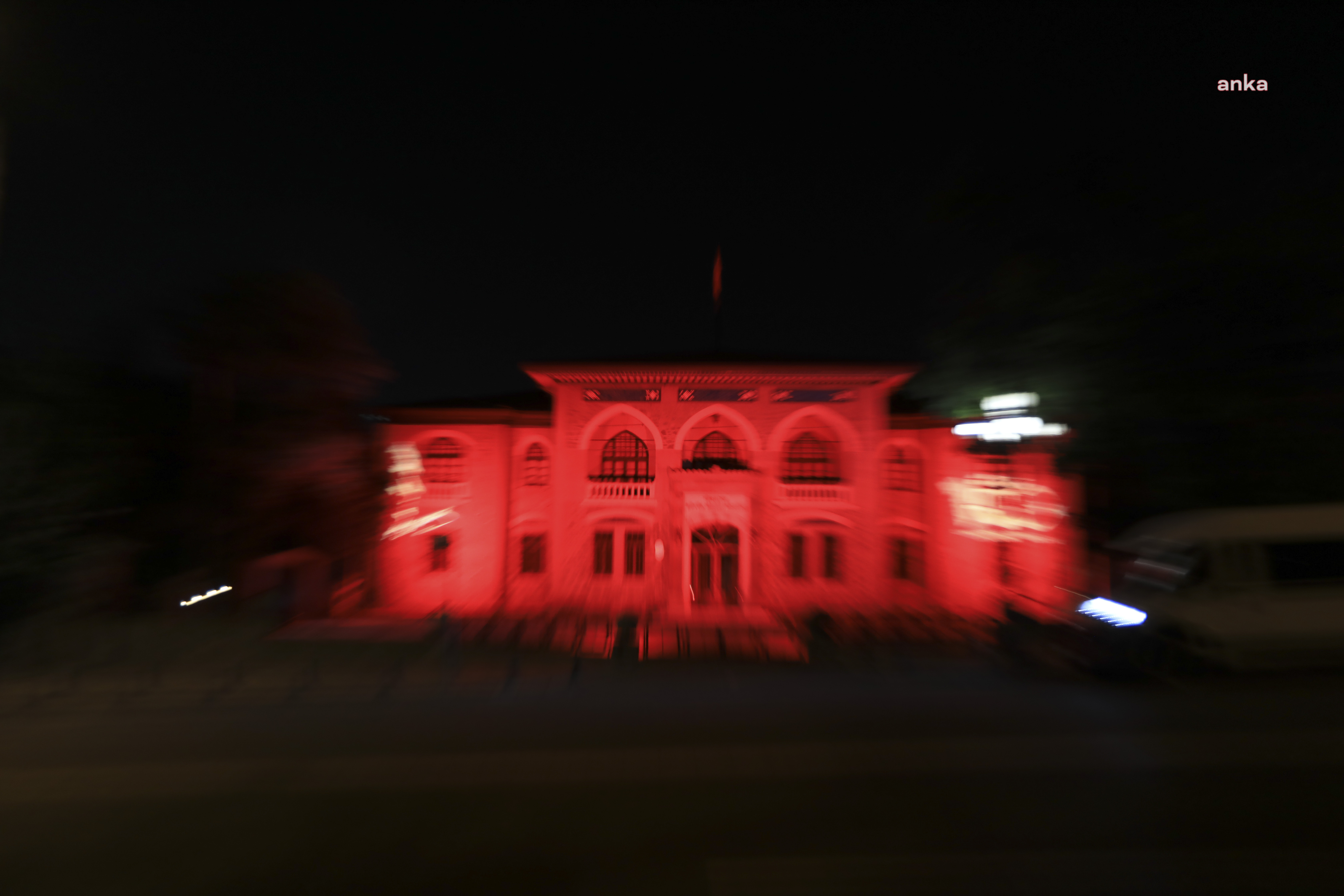 Kızılay kırmızısı, Türkiye’nin sembol yapılarına yansıdı