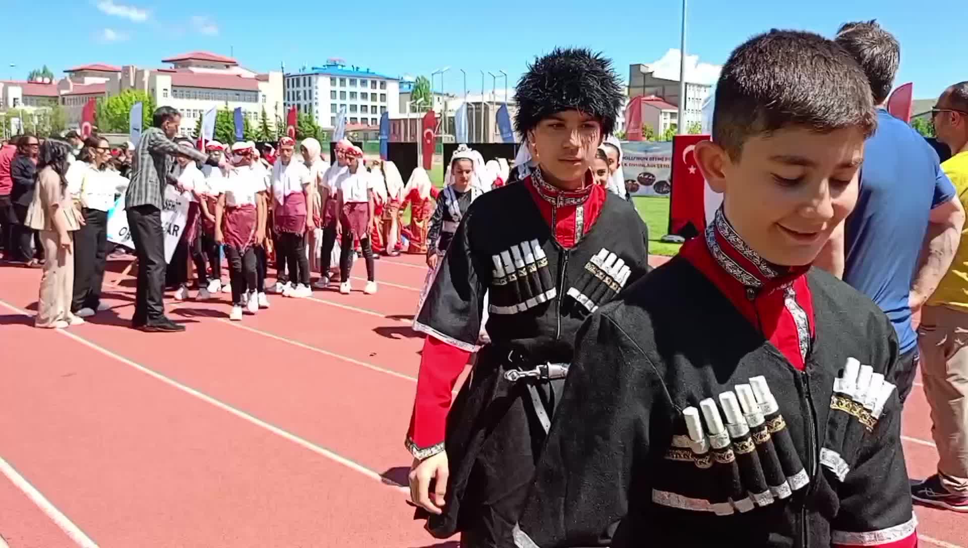 Kars'ta halk oyunları şenliği düzenlendi