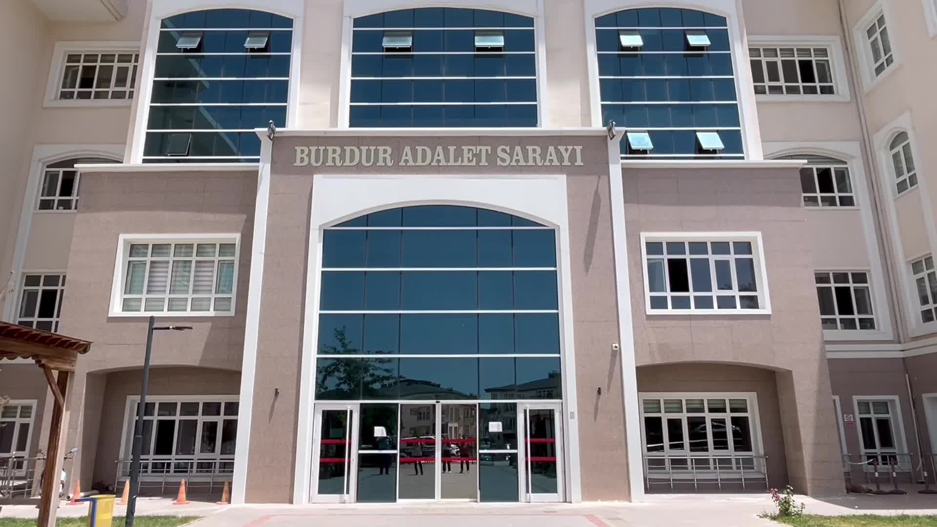 Burdur’da bir kişiyi bıçaklayarak öldürüp bir kişiyi de ağır yaralayan sanığın yargılanmasına devam edildi
