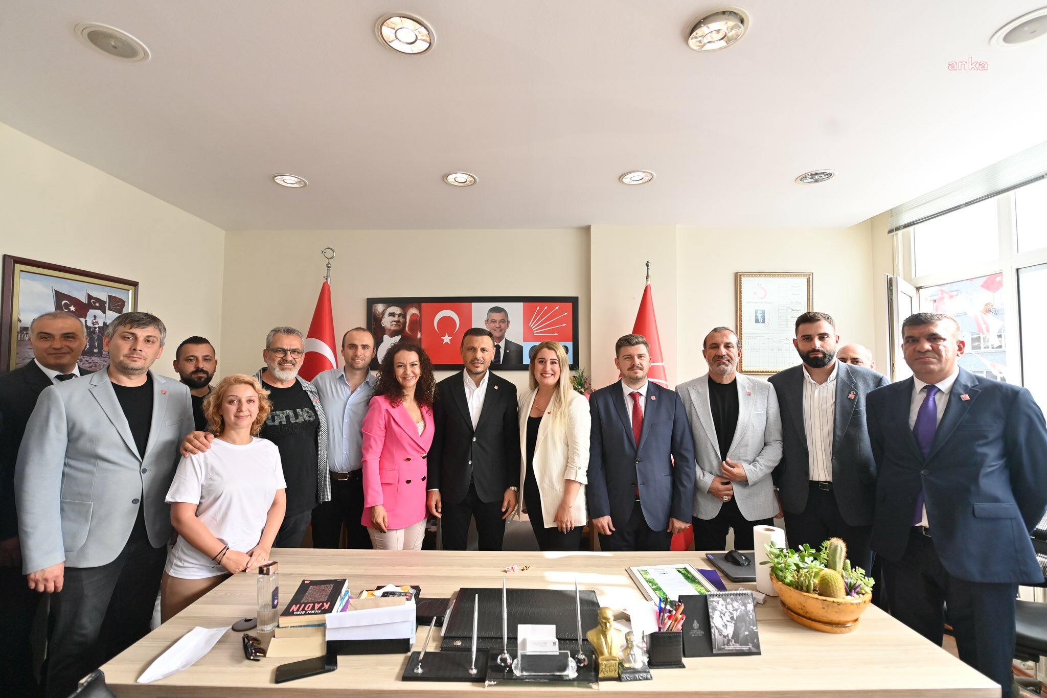 İYİ Partililer Bakırköy’de topluca istifa ederek CHP’ye geçti, rozetleri Özgür Çelik taktı