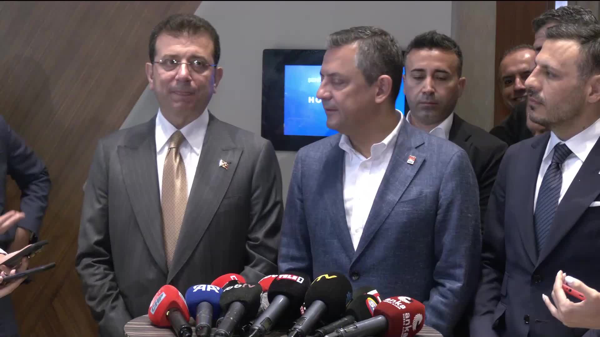 Özgür Özel'den Devlet Bahçeli'ye: "Eğer kendisi ittifakından memnun değilse bizim ittifakımıza katılabilir. Bizim ittifakımızın adı Türkiye ittifakı"