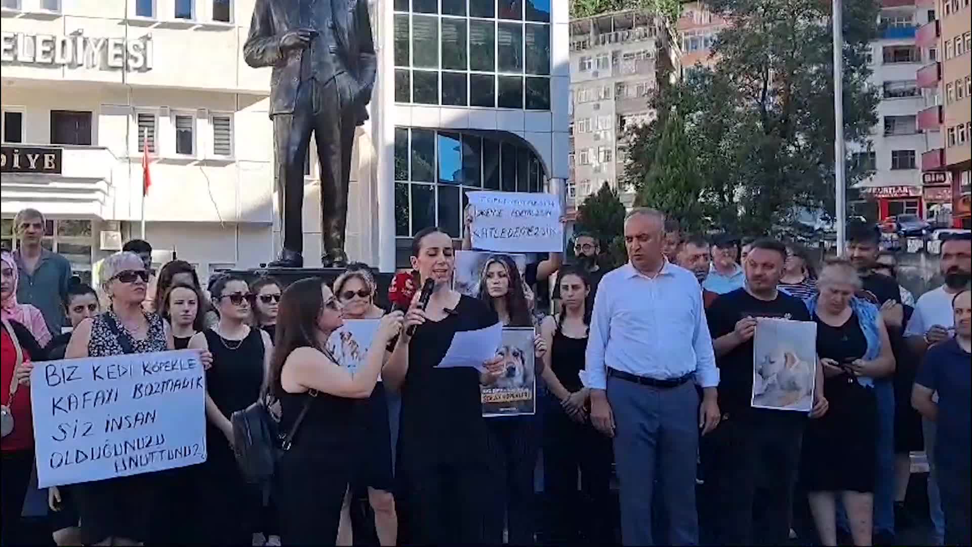Borçka'da vatandaşlar, hayvanlara uygulanan şiddete tepki gösterdi