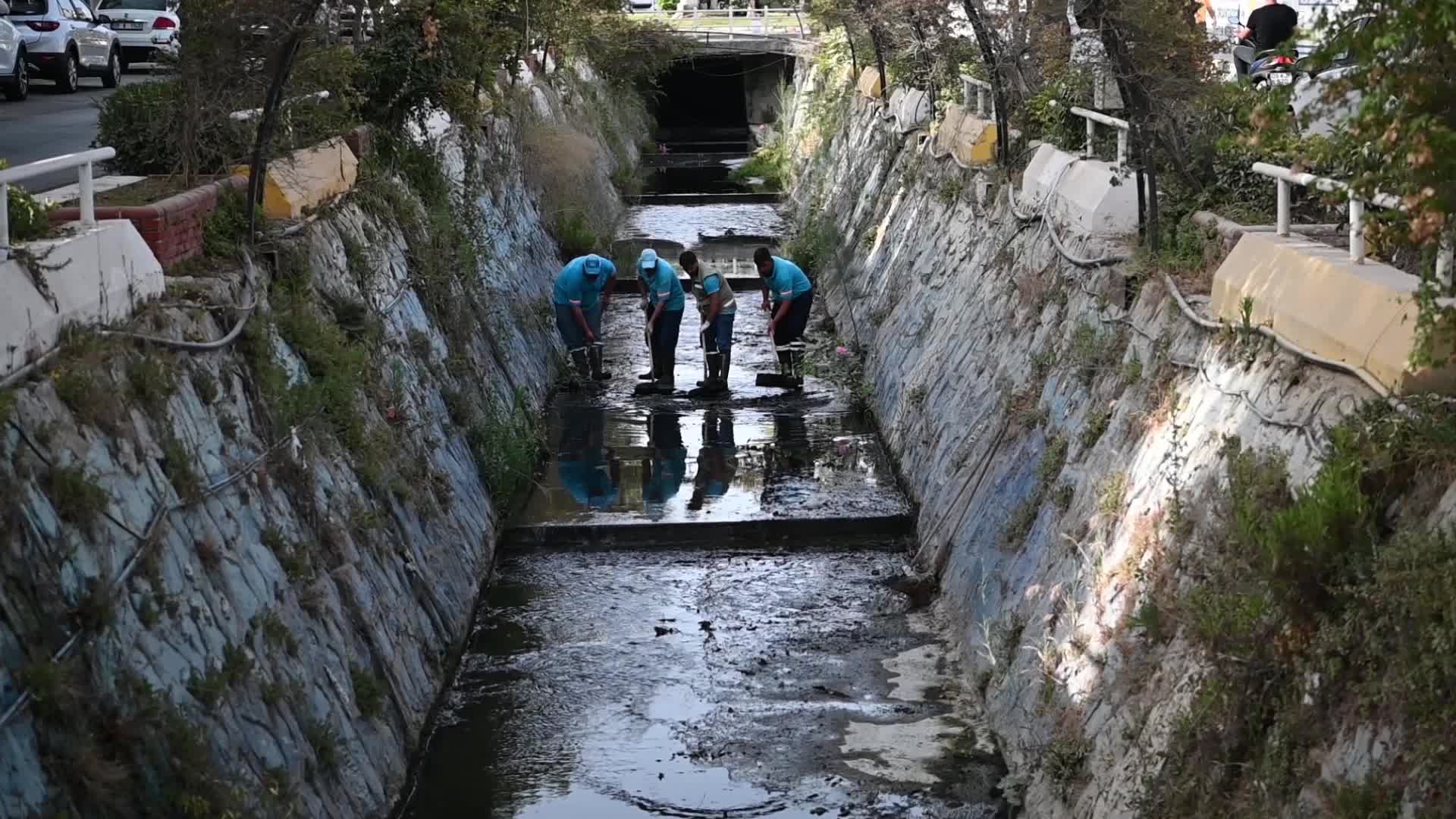 Kuşadası Belediyesi'nden Damlacık Deresi'nde temizlik çalışması
