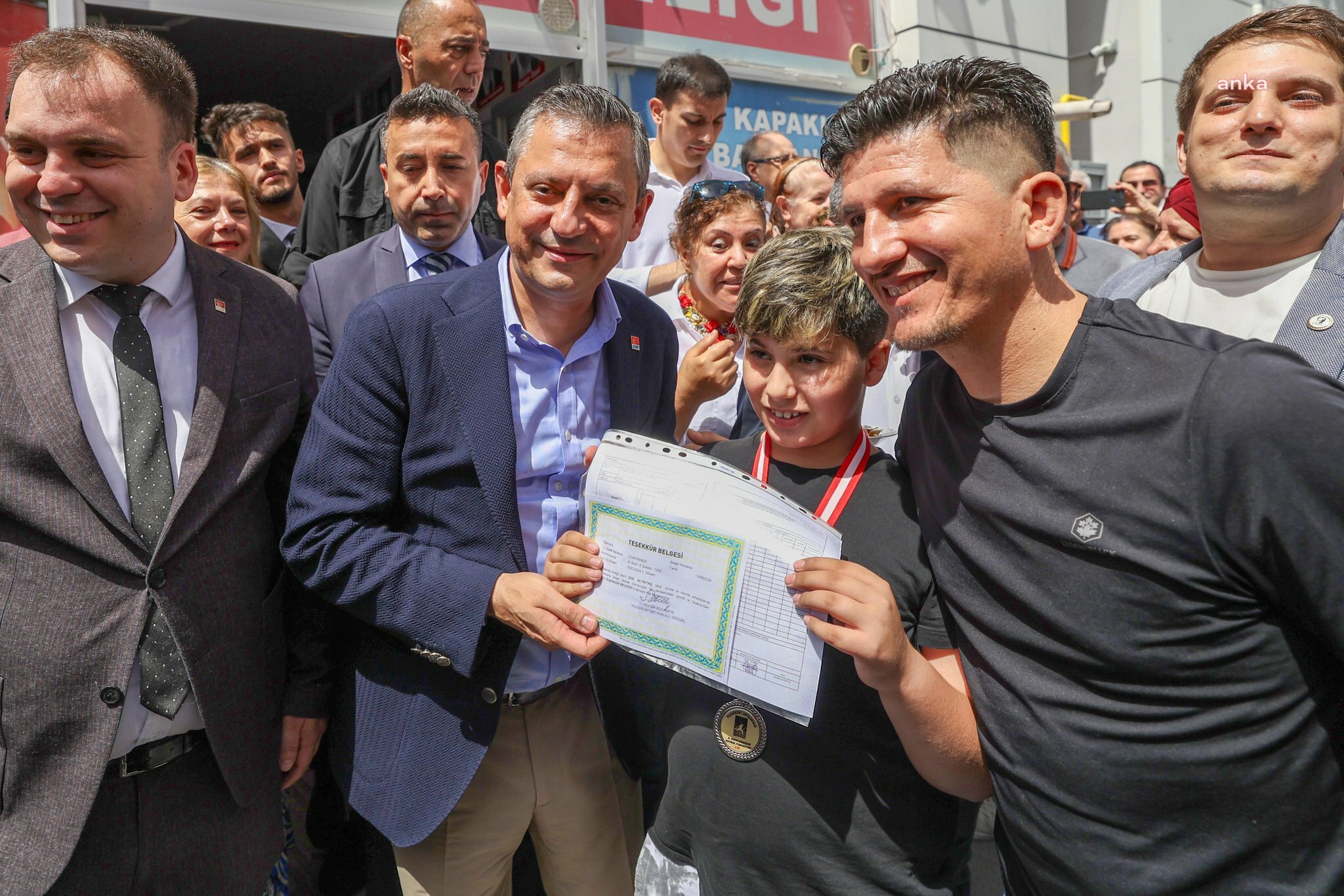Özgür Özel: "Karne sevinci yaşayan tüm öğrencilerimizi tebrik ediyorum"