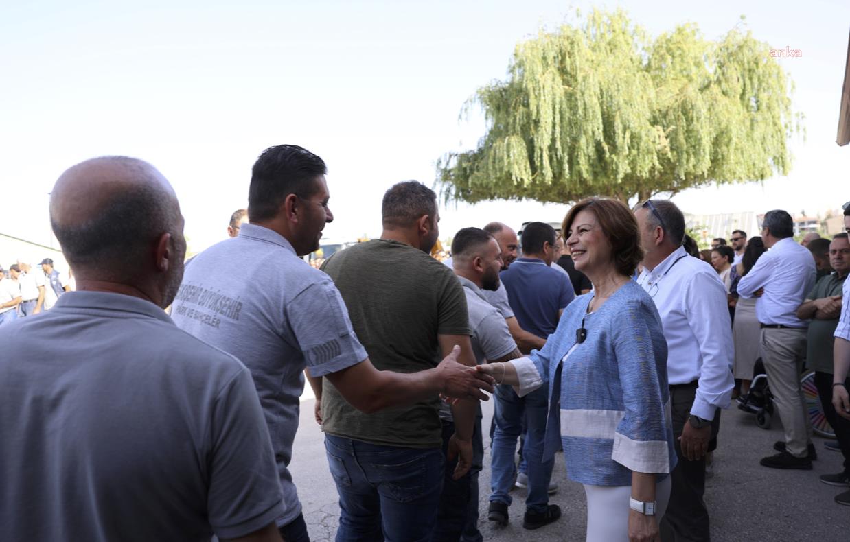Eskişehir Büyükşehir Belediye Başkanı Ünlüce personelle bayramlaştı