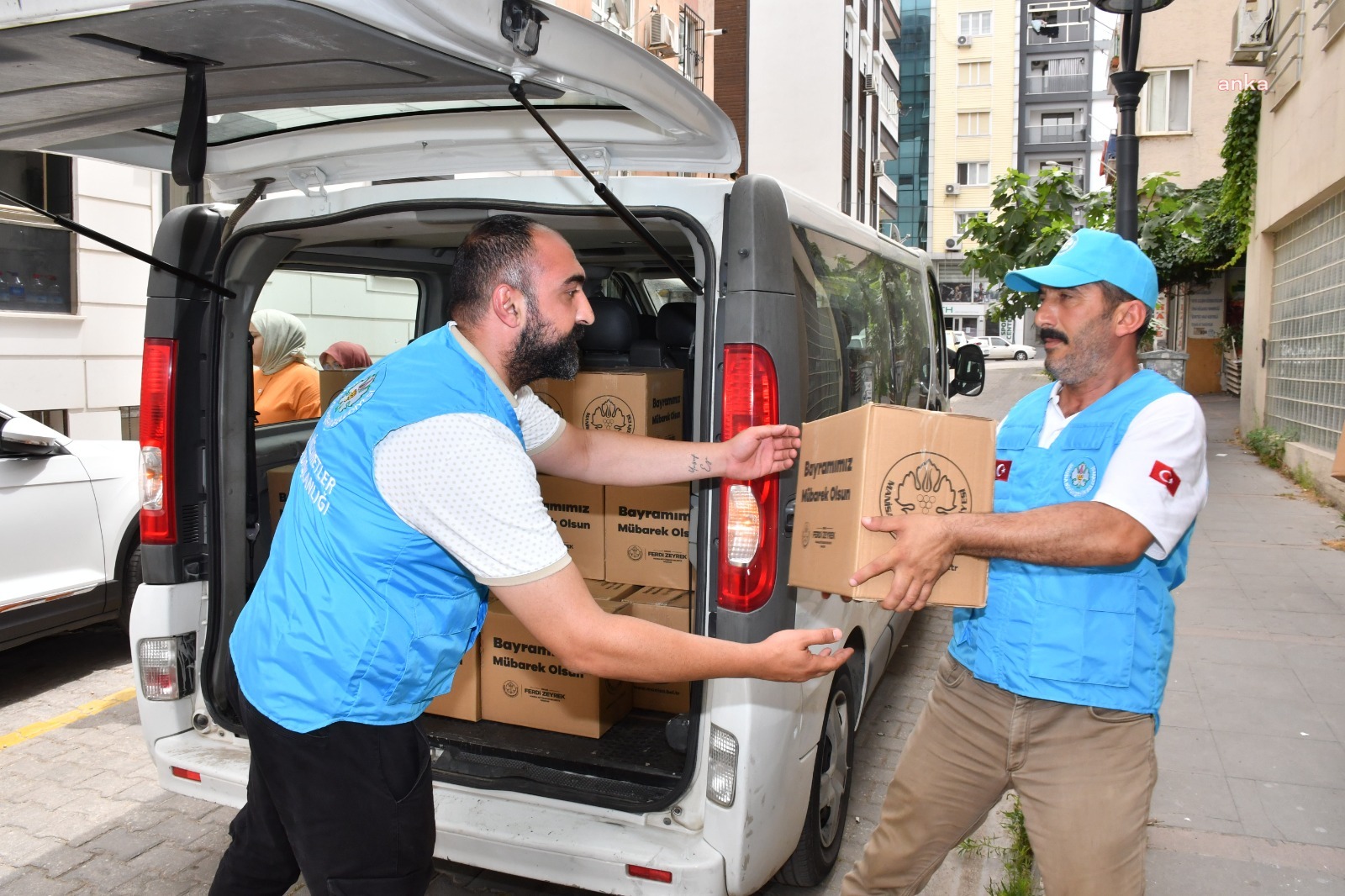 Manisa Büyükşehir, bayramda ihtiyaç sahiplerinin yanında
