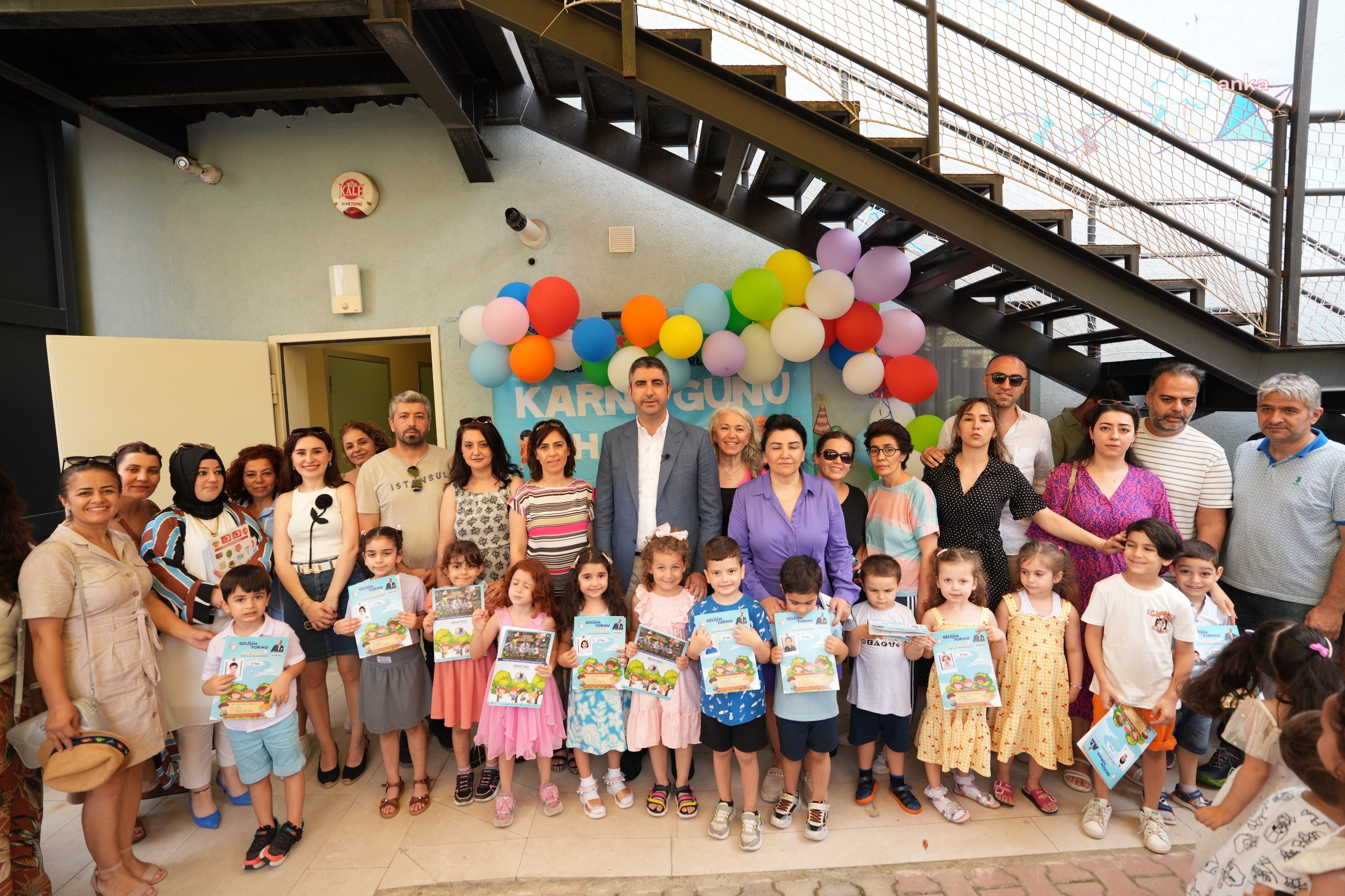Kartal Belediye Başkanı Yüksel, öğrencilerin karne sevincine ortak oldu