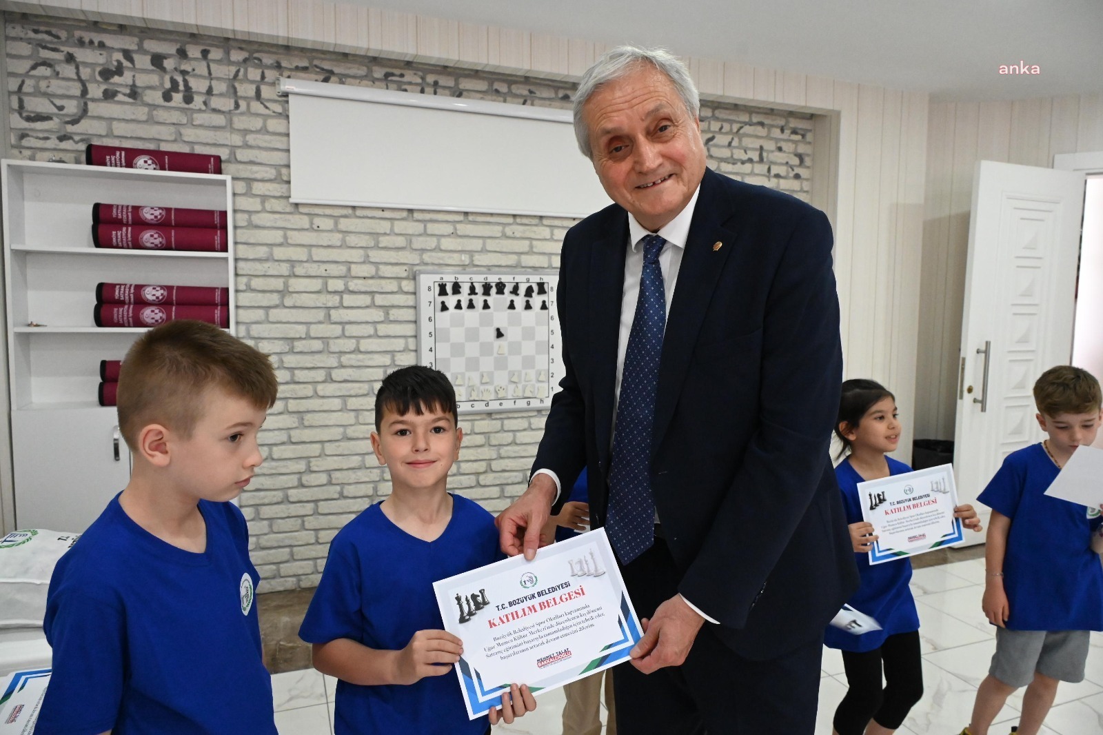 Bozüyük Belediyesi Satranç Kursu’na katılan öğrenciler, sertifikalarını Başkan Bakkalcıoğlu’ndan aldı