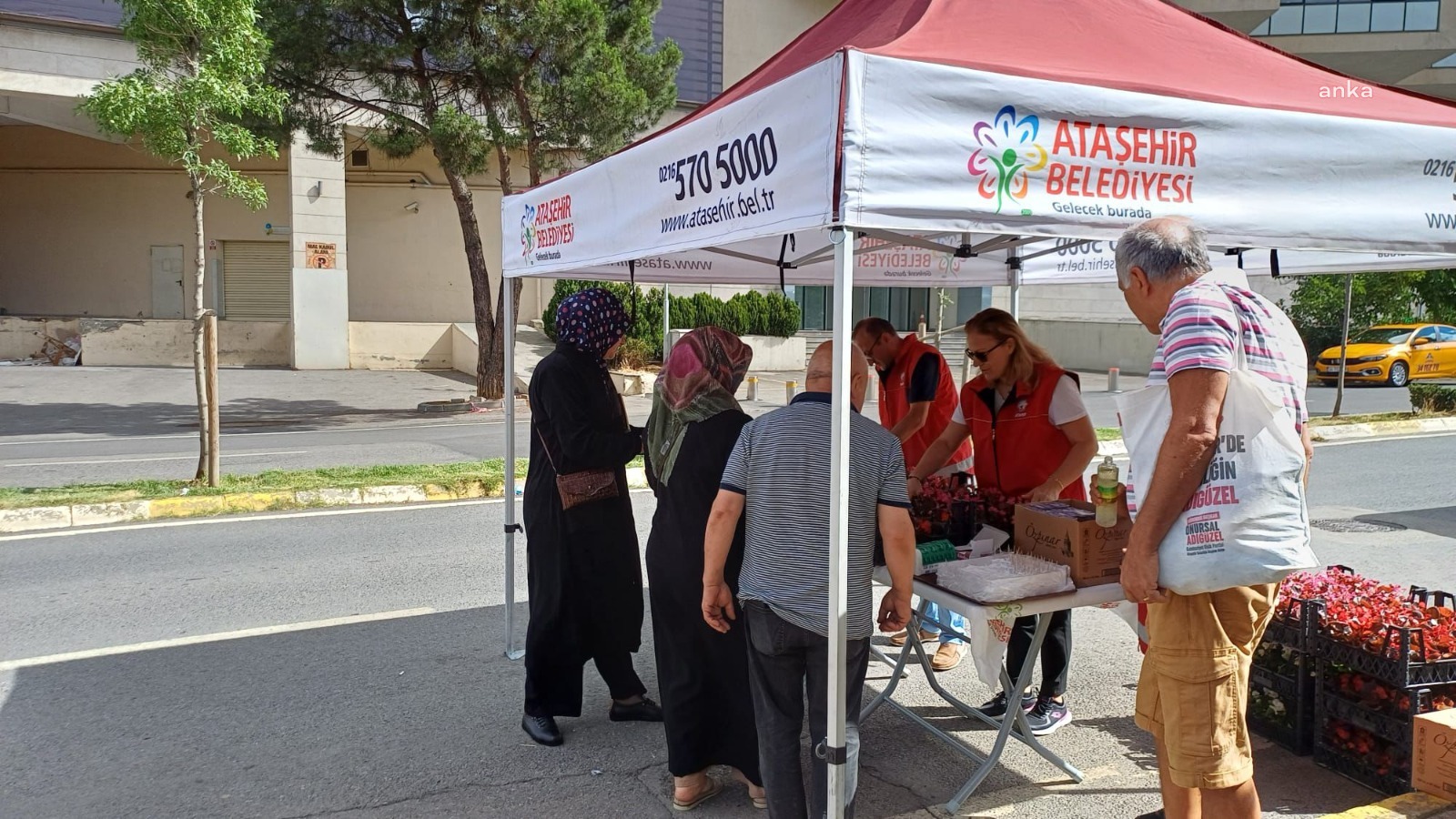 Ataşehir Belediyesi’nden mezarlık ziyareti yapan vatandaşlara ikram