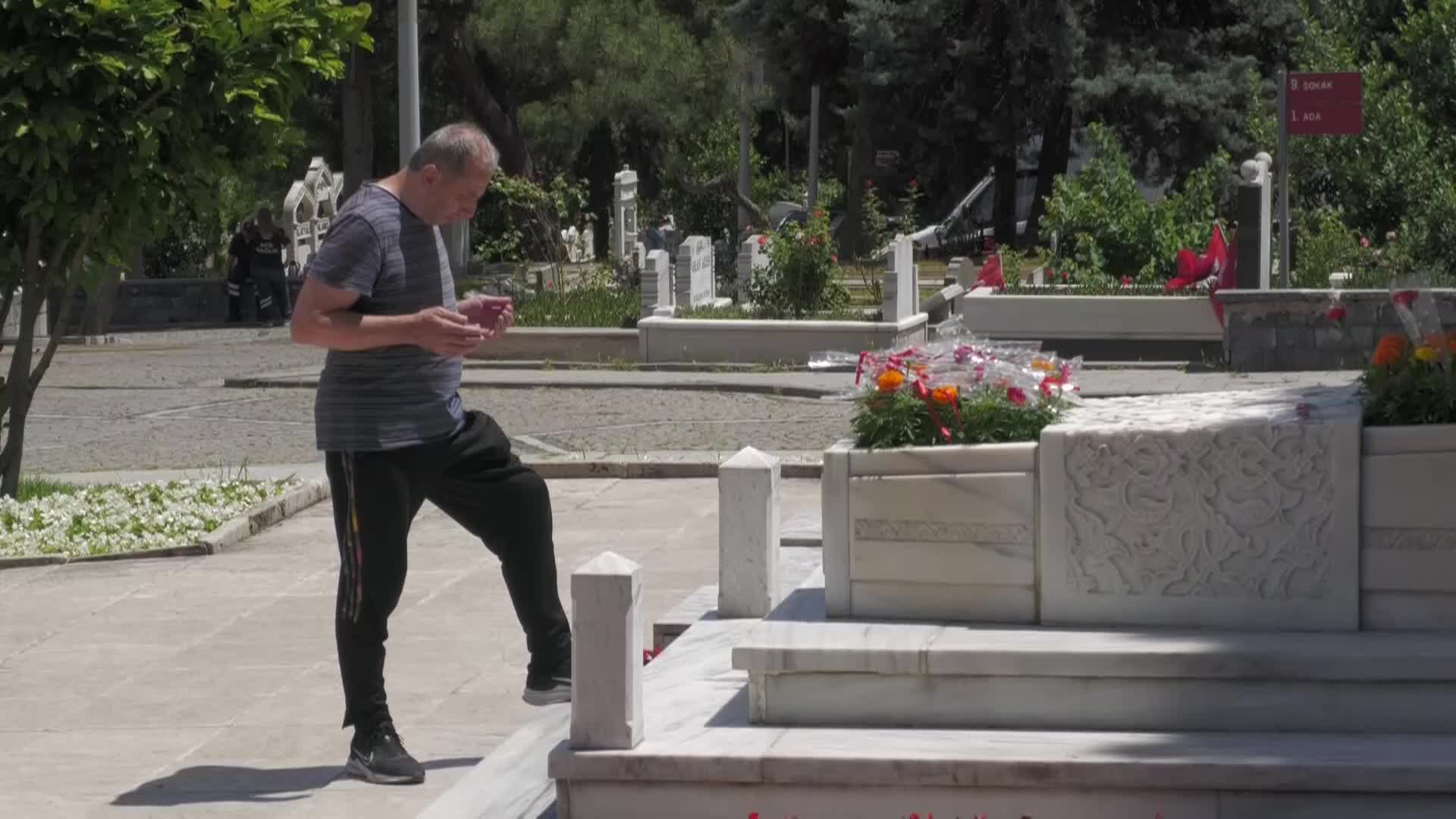 Arife gününde şehit yakınlarının duygusal ziyareti...