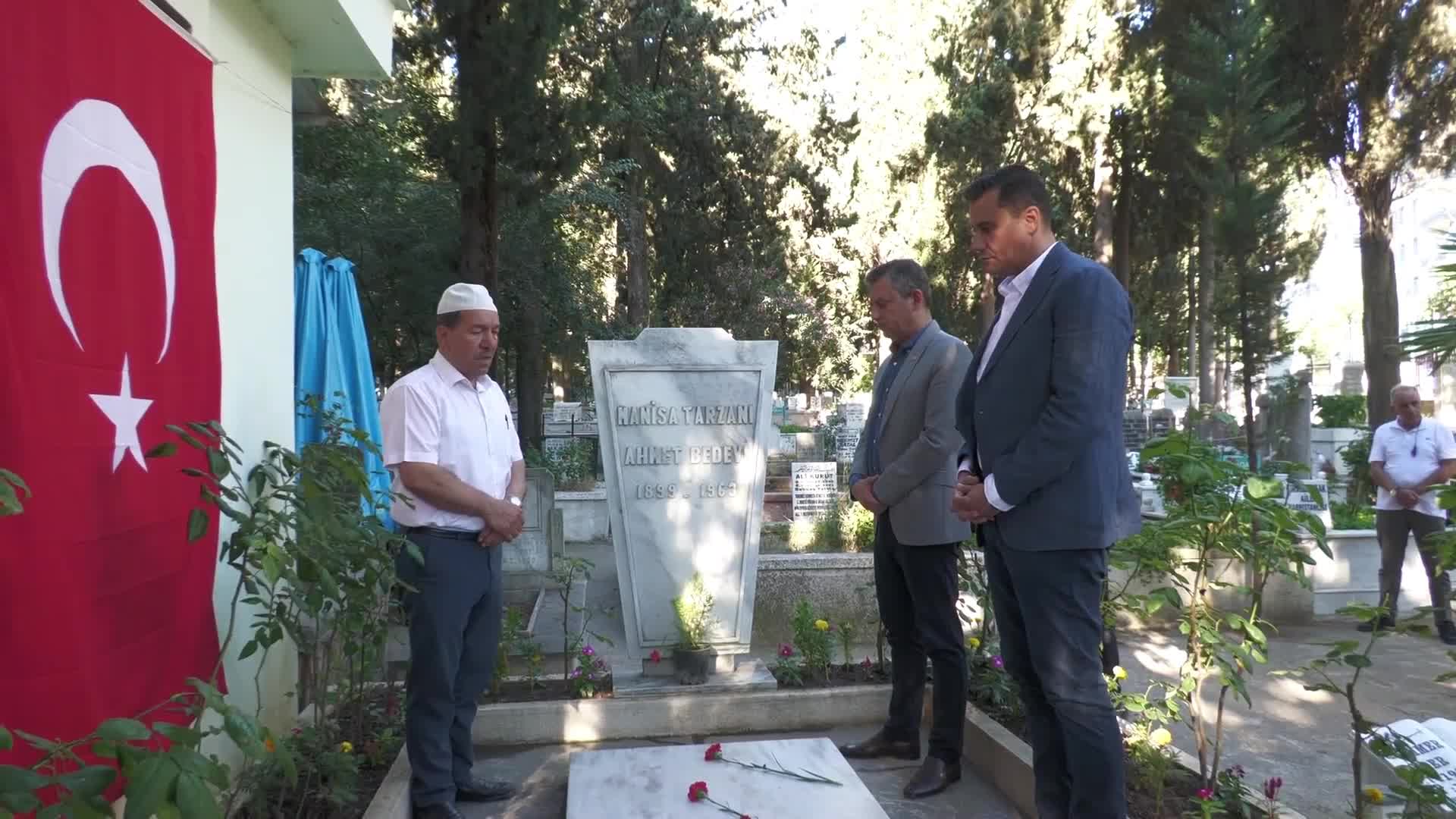 CHP Genel Başkanı Özel'den bayramın ilk gününde kabristan ziyareti
