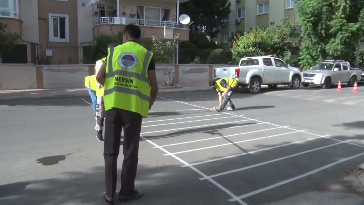 MERSİN BÜYÜKŞEHİR’DEN YOL VE YAYA GEÇİDİ ÇİZGİSİ ÇALIŞMASI