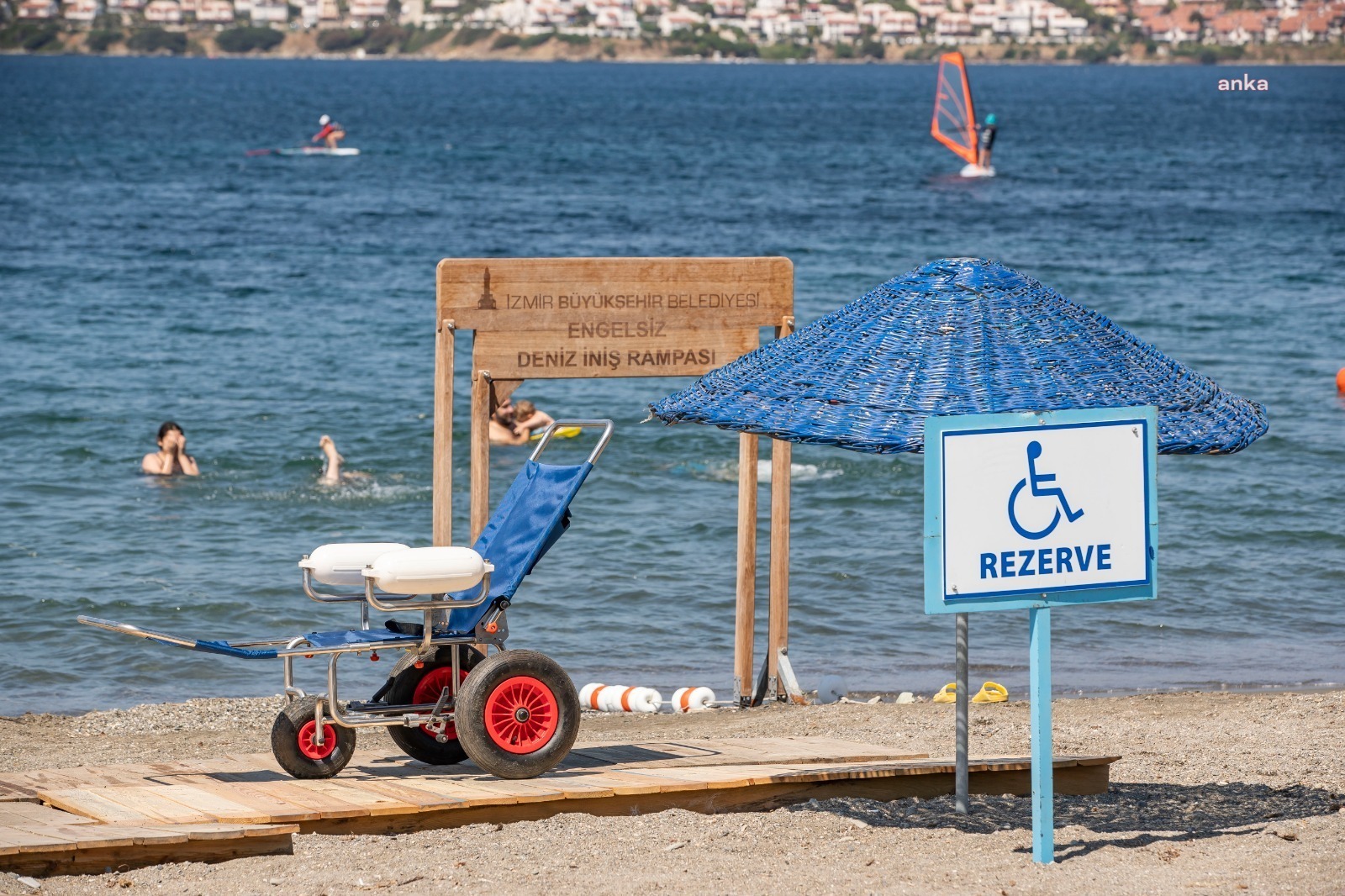 İzmir’in engelli dostu plajları yurttaşların hizmetinde