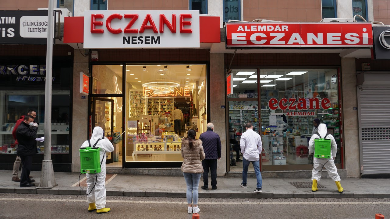 İZMİT'TEKİ ECZANELERE DEZENFEKTASYON DESTEĞİ