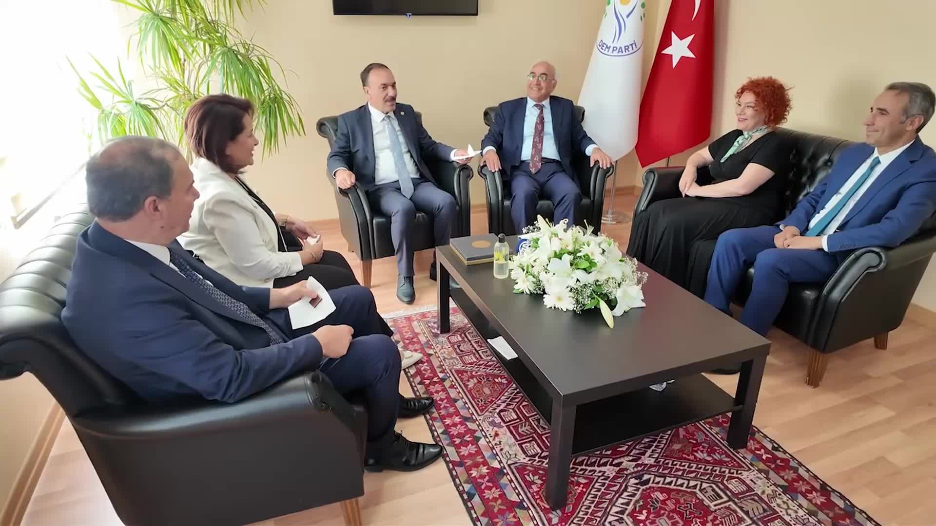CHP'den DEM Parti'ye ziyaret... CHP'li Yavuzyılmaz: "AK Parti kutuplaştırıcı bir süreci devam ettiriyor"