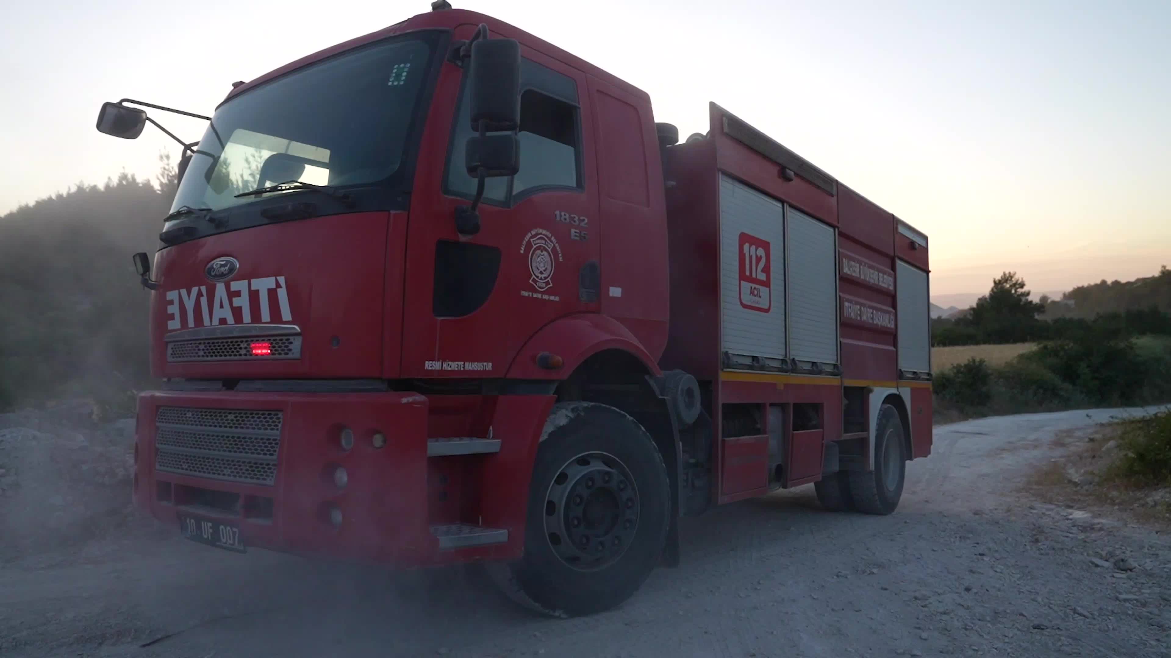 Balıkesir İtfaiyesi'nin hızlı müdahalesi ile orman yangını büyümeden söndürüldü