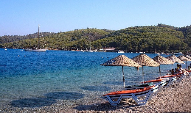 Muğla'nın Menteşe ilçesine bağlı Akbük sahilinde plajın bir bölümü ücretsiz olarak halka açıldı