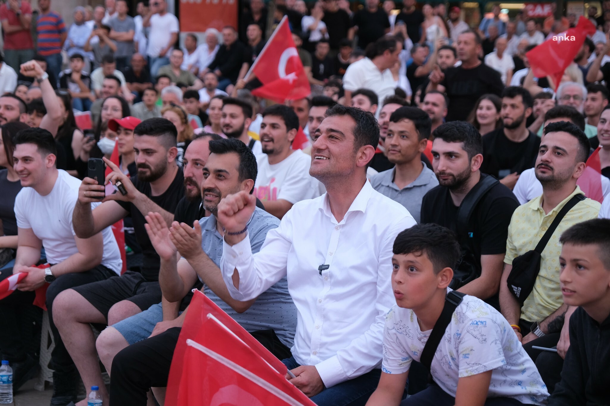 Giresun'da milli maç, dev ekrandan coşkuyla izlendi