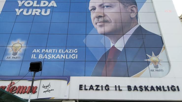 AKP Keban İlçe Gençlik Kolları Başkanı Turan, AKP'li ilçe başkanının çocuklarının da bulunduğu 7 kişi hakkında darp suçlamasıyla şikayetçi oldu
