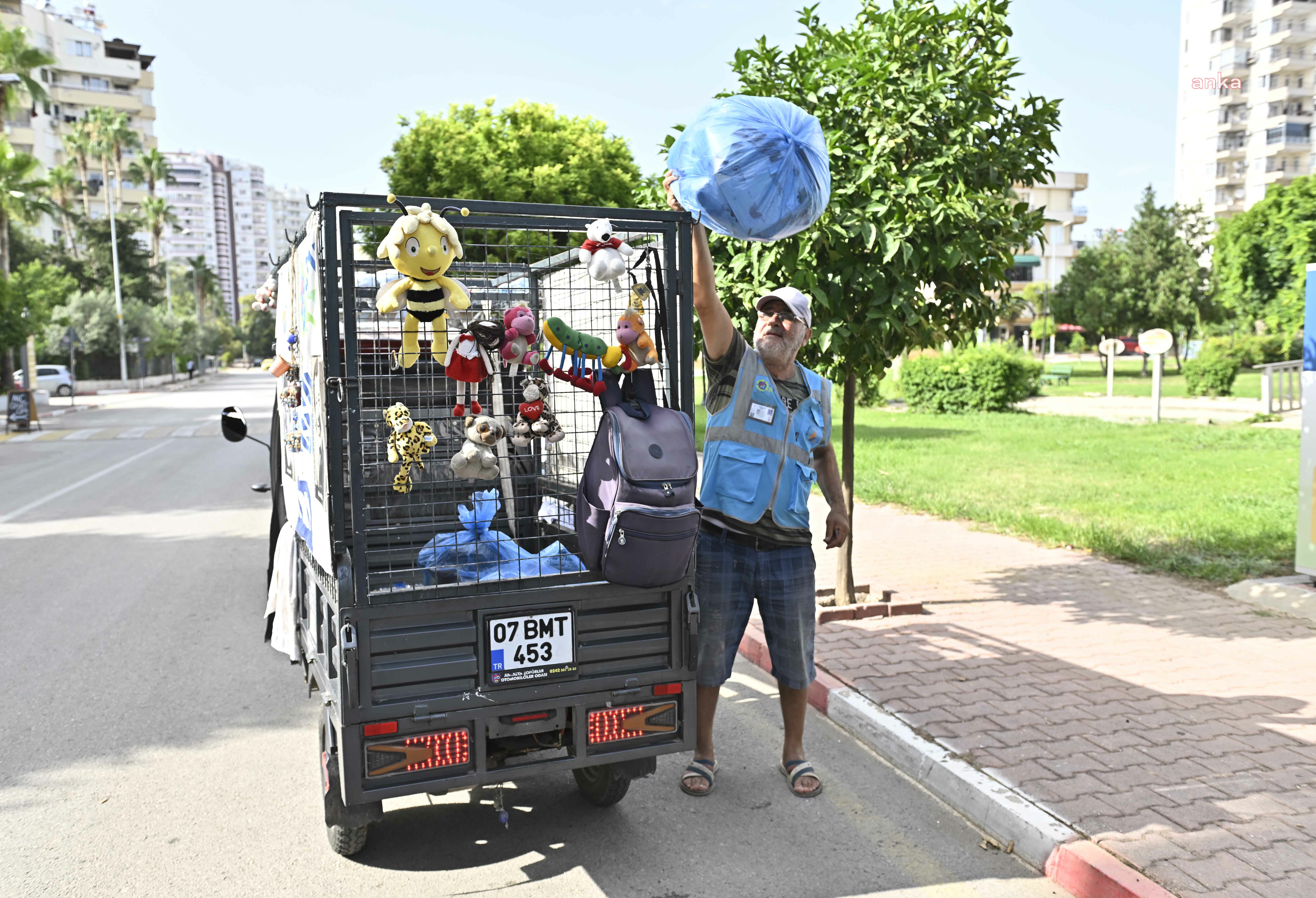 Muratpaşa Belediyesi'nden 'Bağımsız Atık Toplayıcıları' projesi kapsamında akıllı konteyner uygulaması