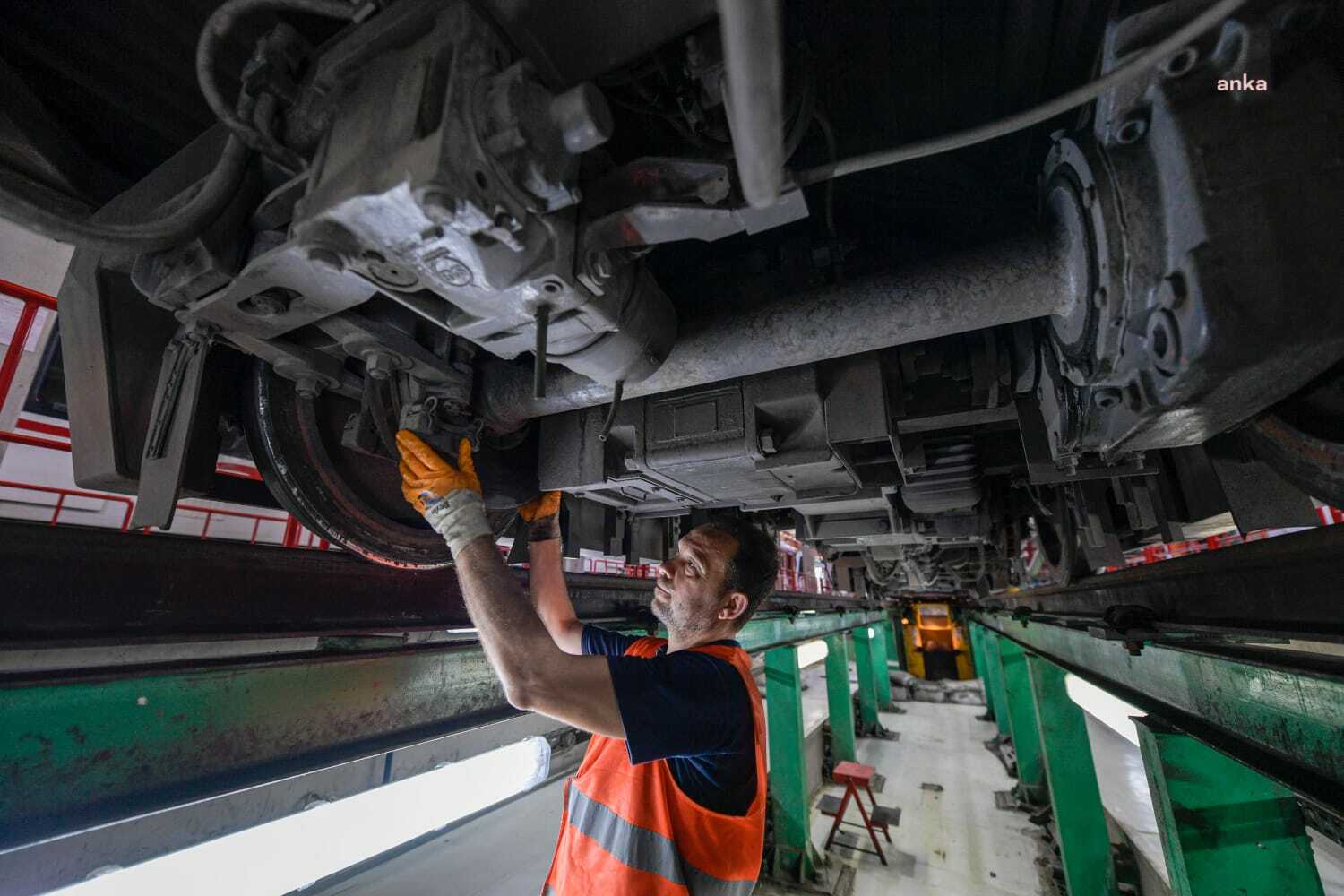 İzmir Metrosu'nun ilk tren setlerine özenli bakım