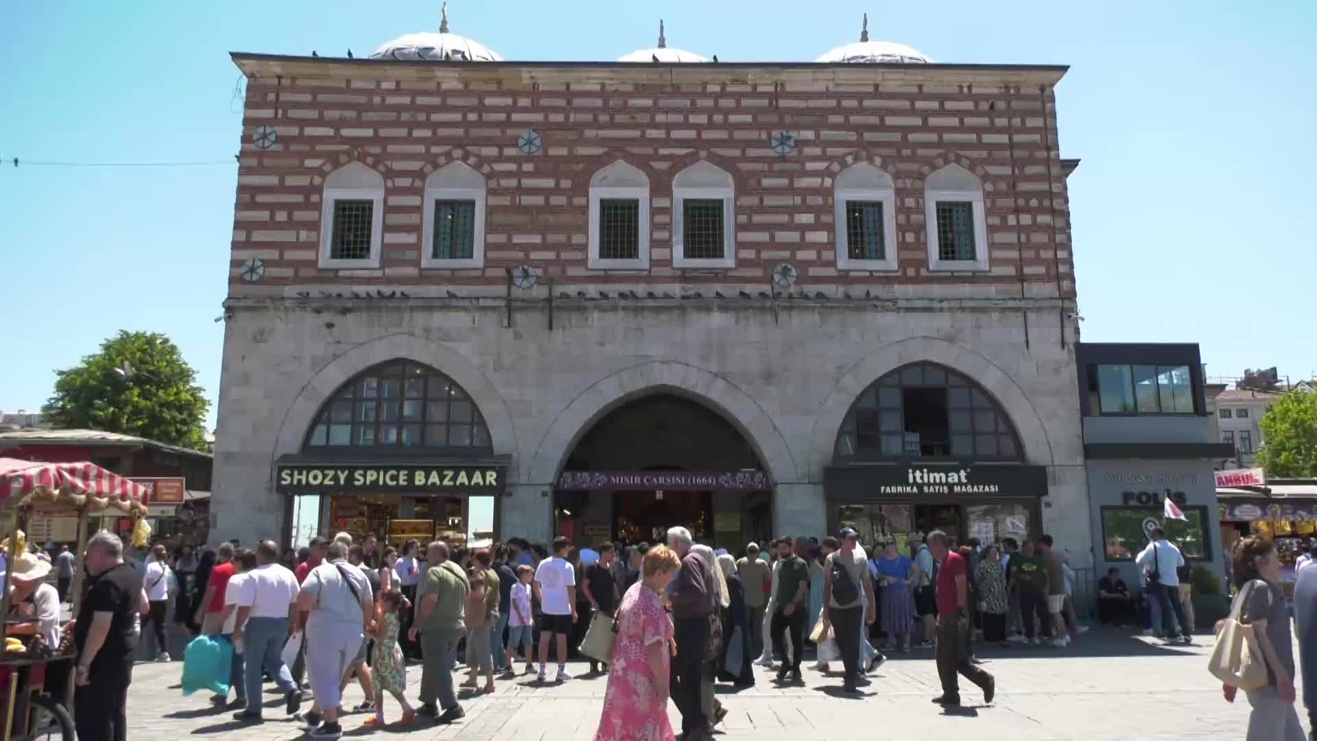 Mısır Çarşısı’na alışverişe gelen yurttaş: “Herkes Eminönü’ne geliyor, 9-10 bin TL’yi verip gidiyor. Emekli ne yapsın? Su bile alamıyoruz”