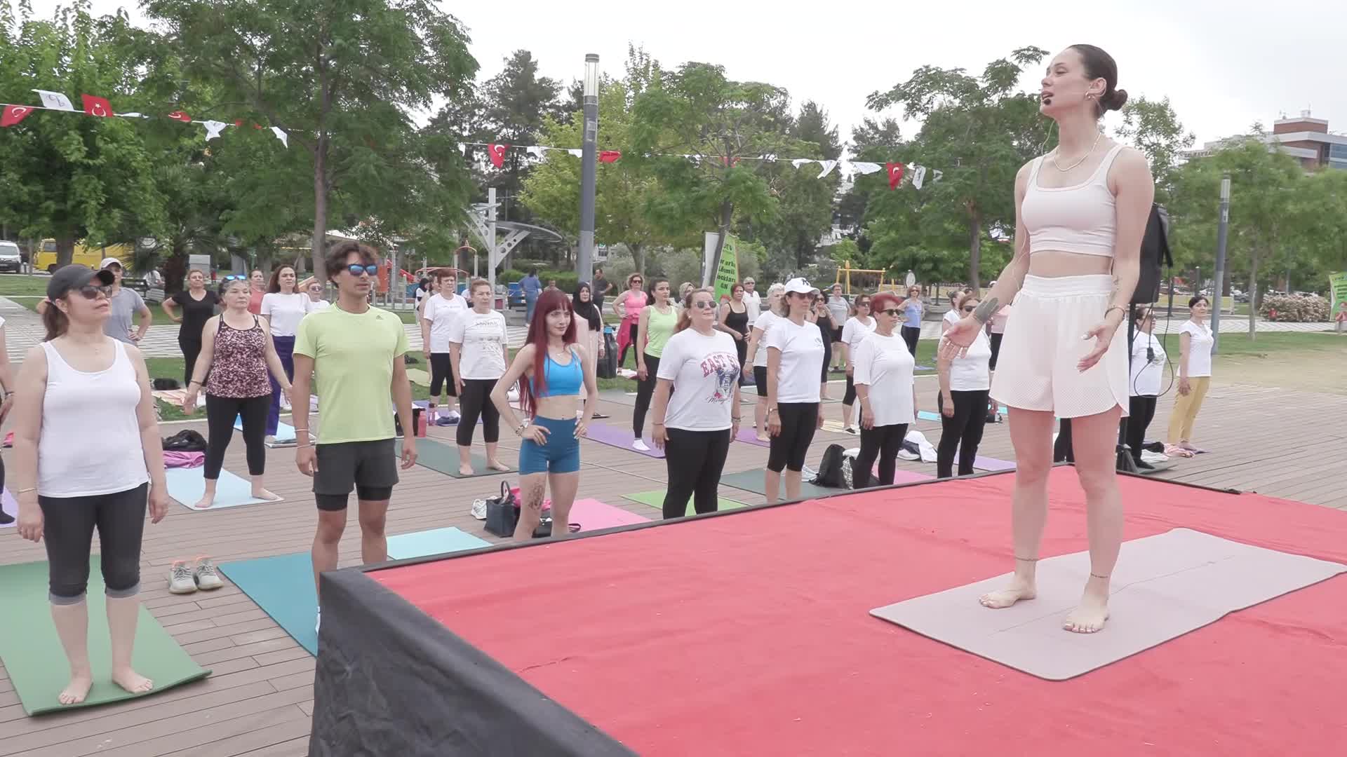 Yoga tutkunları, Bayraklı’da buluştu