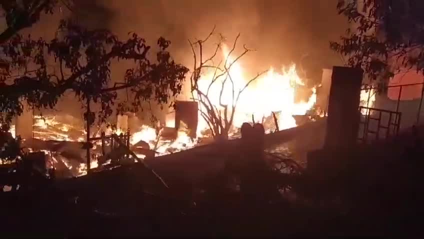 Sinop’ta çıkan yangında 2 ev, 2 ahır, 1 ambar ve 1 mobilya atölyesi kullanılamaz hale geldi