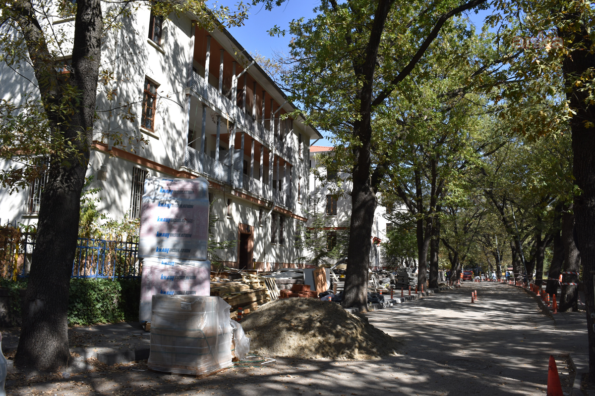 SARAÇOĞLU’NDA "RESTORASYON" DİYEREK TARİHİ KAPIYI KALDIRIP ÇELİK KAPI TAKTILAR