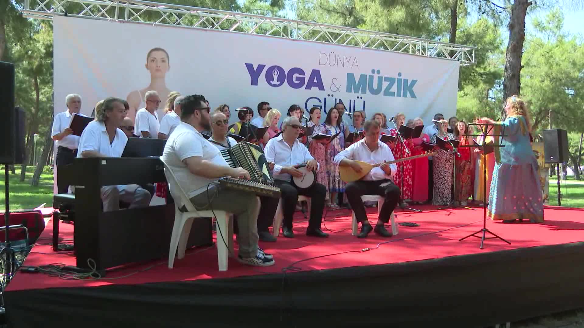 Antalyalılar, Dünya Yoga Günü'nü Konyaaltı'nda kutladı
