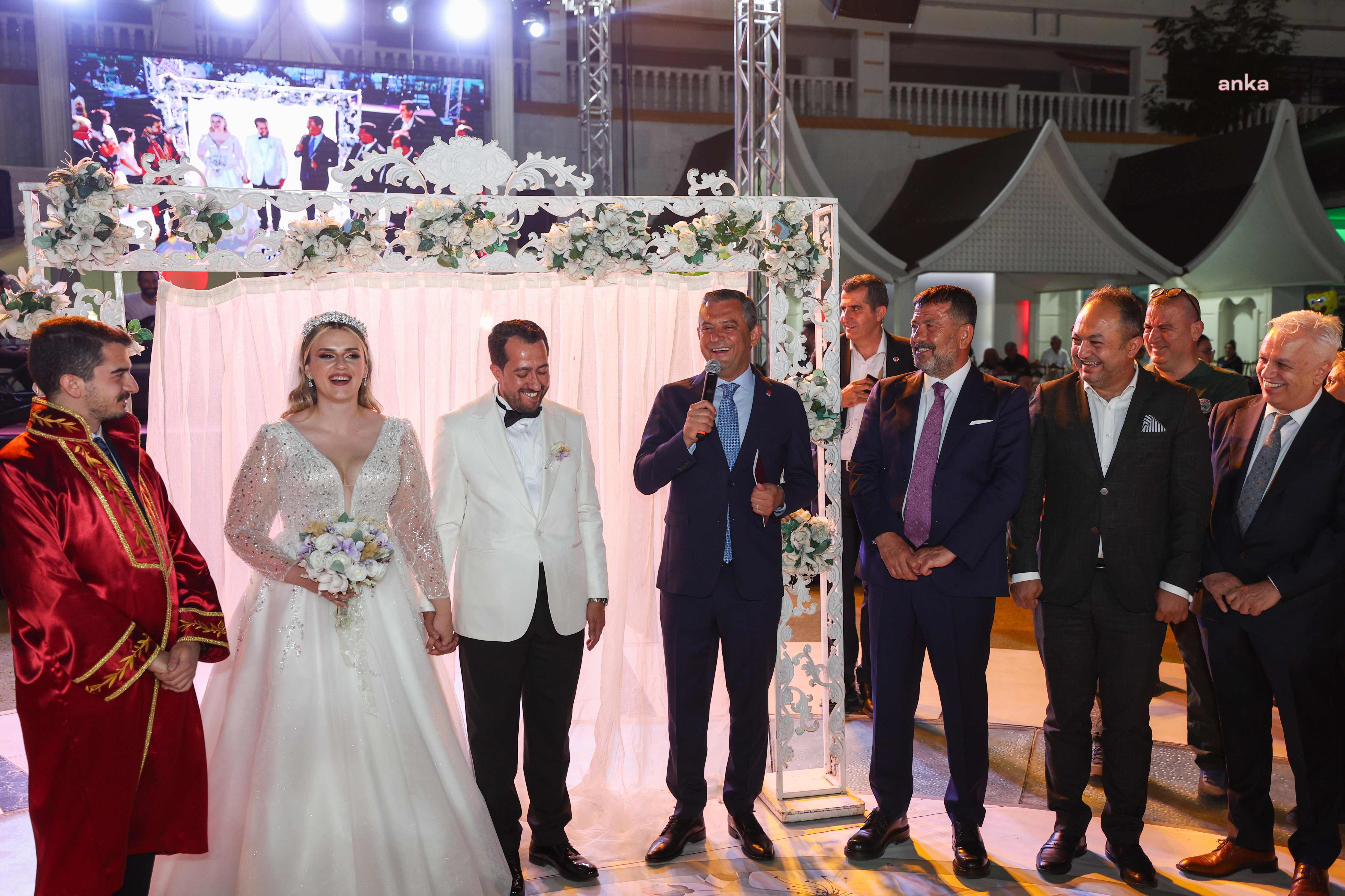 Özgür Özel, Gaffar Çiçek ve Melisa Yavaşoğlu çiftinin nikah şahitliğini yaptı