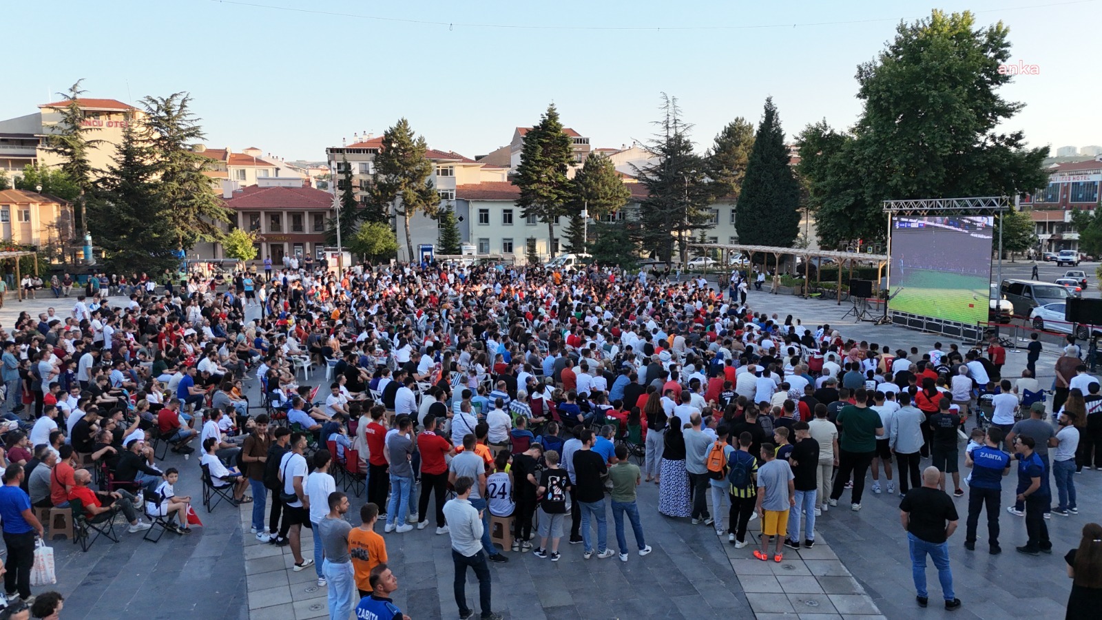 Bozüyük Belediyesi, milli maç için dev ekran kurdu