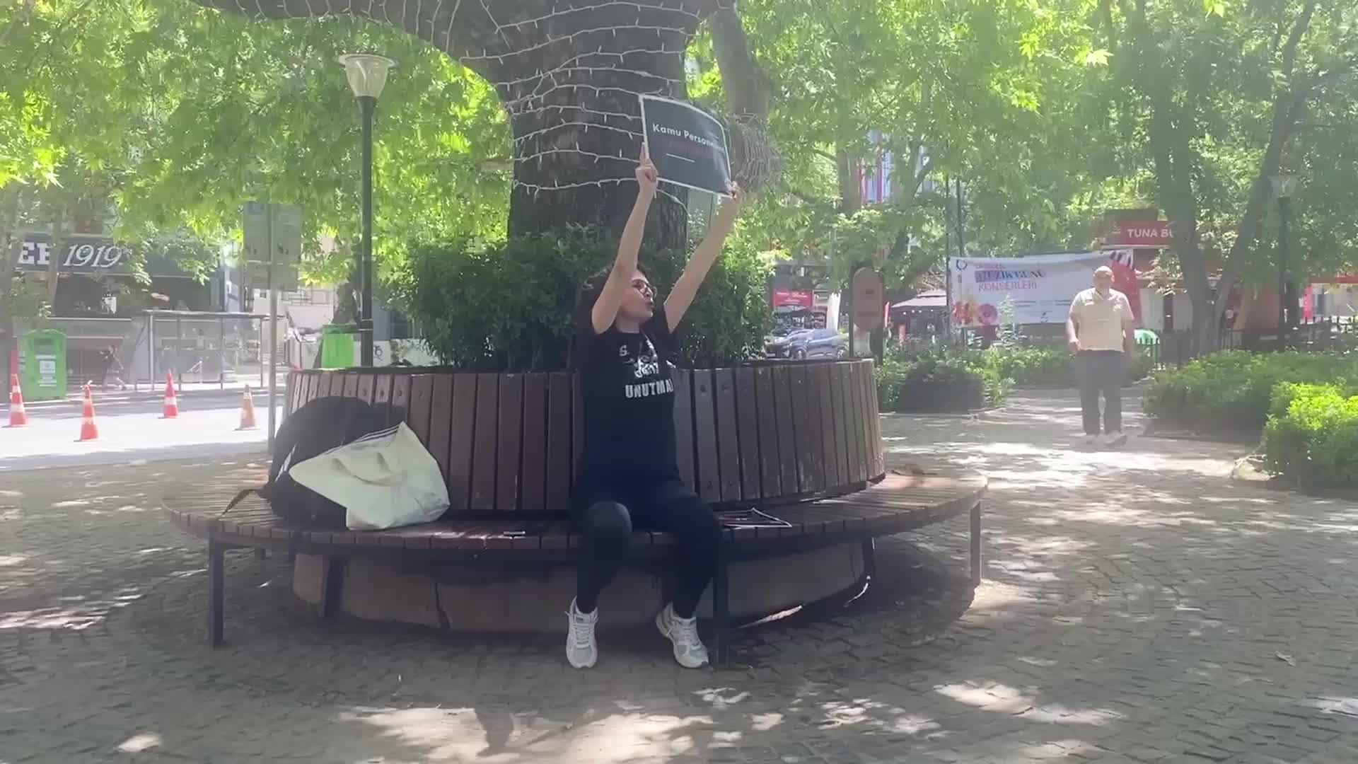 6 Şubat depremlerinde Antakya Fuat Koku Sitesi'nde yakınlarını kaybeden Döne Kaya, Adalet Nöbeti'nin 8. haftasında Kuğulu Park'ta