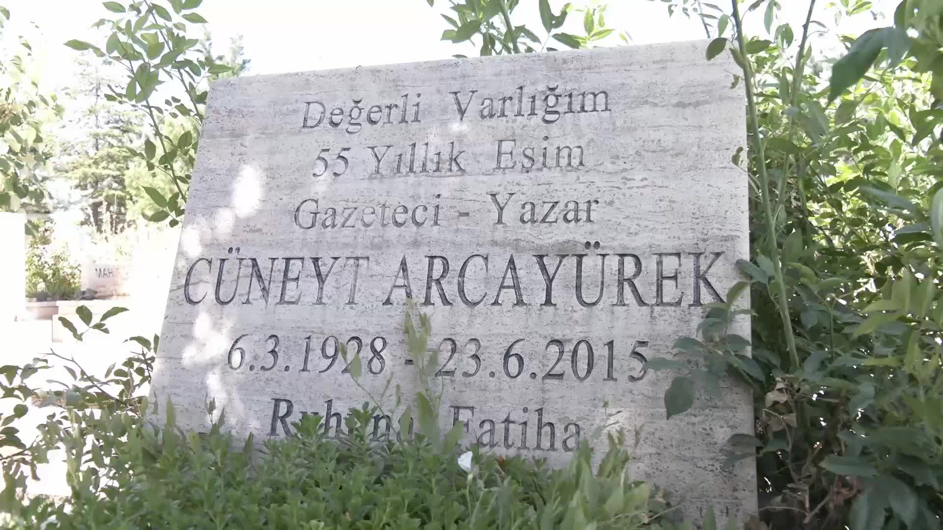Gazeteci Cüneyt Arcayürek vefatının dokuzuncu yıl dönümünde mezarı başında anıldı