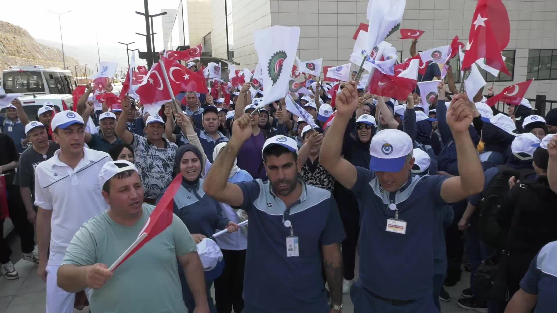 İzmir Şehir Hastanesinde temizlik işçileri iş bırakarak düşük ücret ve yoğun çalışma koşullarını protesto etti