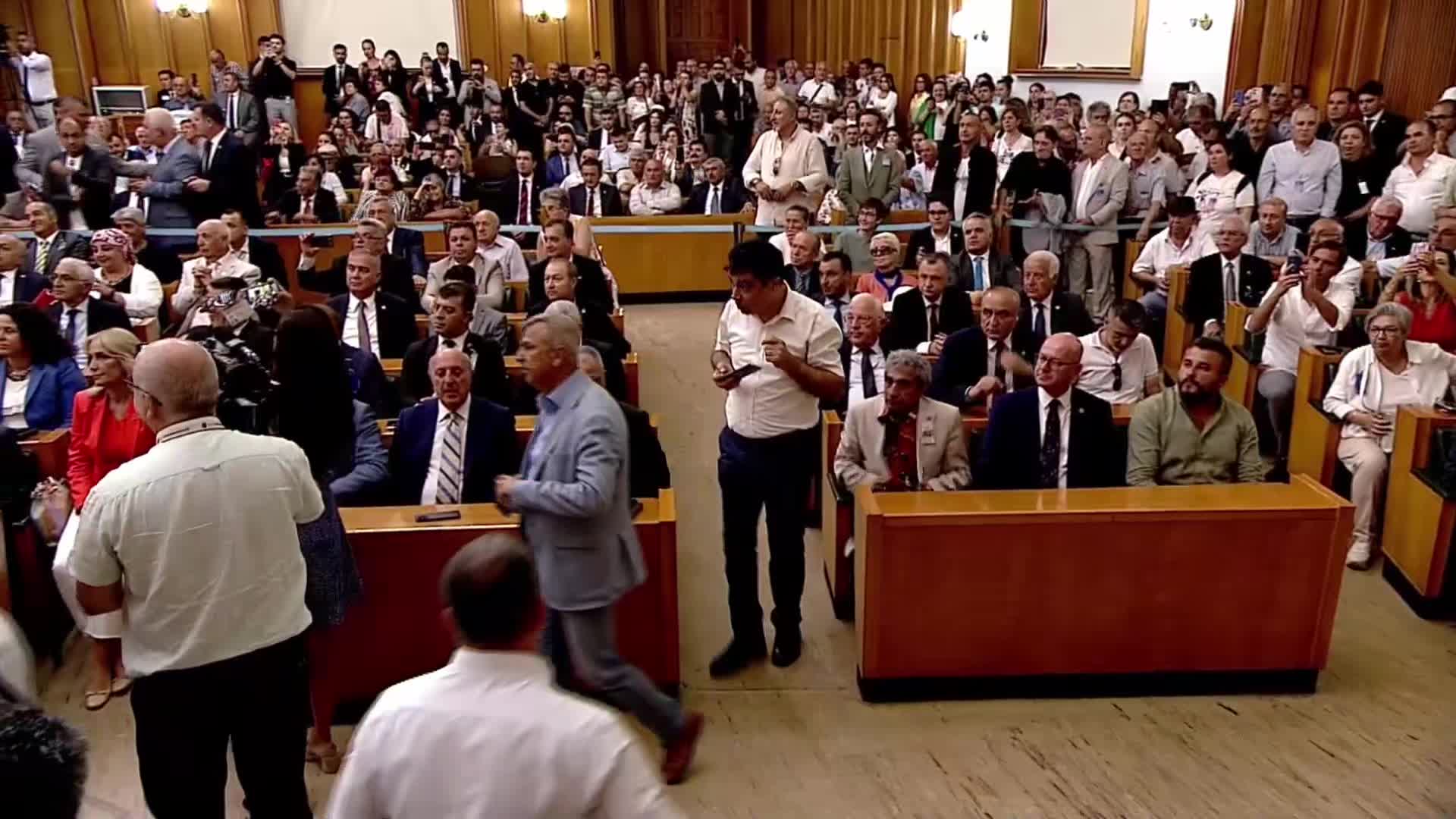 CHP grup toplantısı... Özgür Özel, Diyarbakır ve Mardin yangınları hakkında konuştu: "Raporlar, DEDAŞ'ın yangına davetiye çıkardığını ifade ediyor"