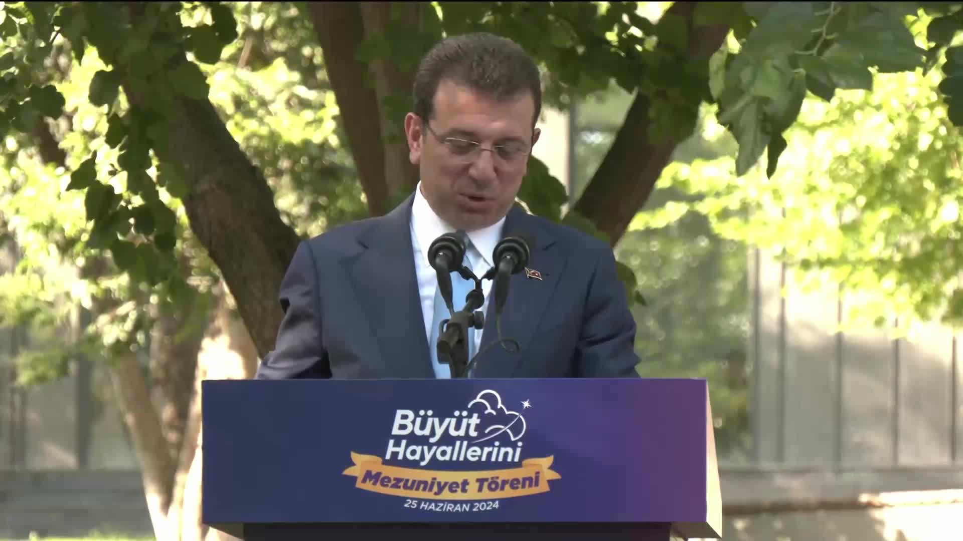 ‘Büyüt Hayallerini’ mezuniyetinde konuşan İmamoğlu: “Belki de bu kürsüde konuşanlardan birisi sizlerden birisi olabilir”