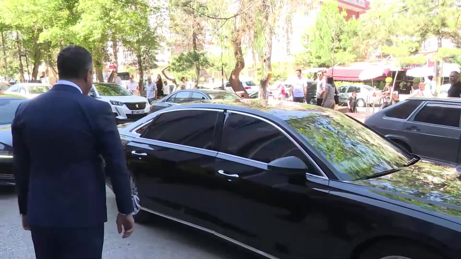 Özgür Özel, Gülizar Biçer Karaca'yı hastanede ziyaret etti... Özel: "Gayet iyi, herkese selamları var"