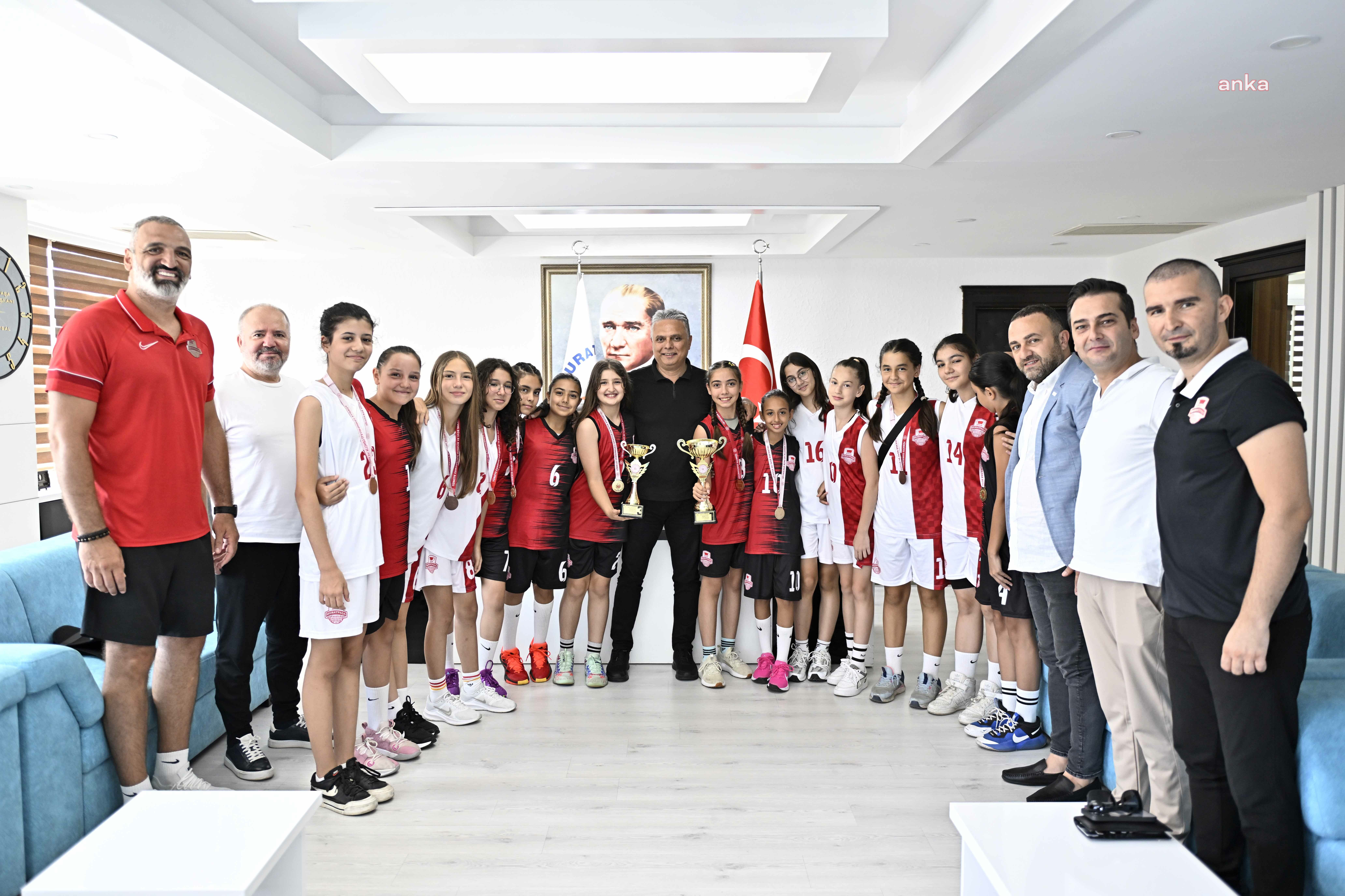 Muratpaşa'nın şampiyon kızları, Belediye Başkanı Uysal'ı ziyaret etti
