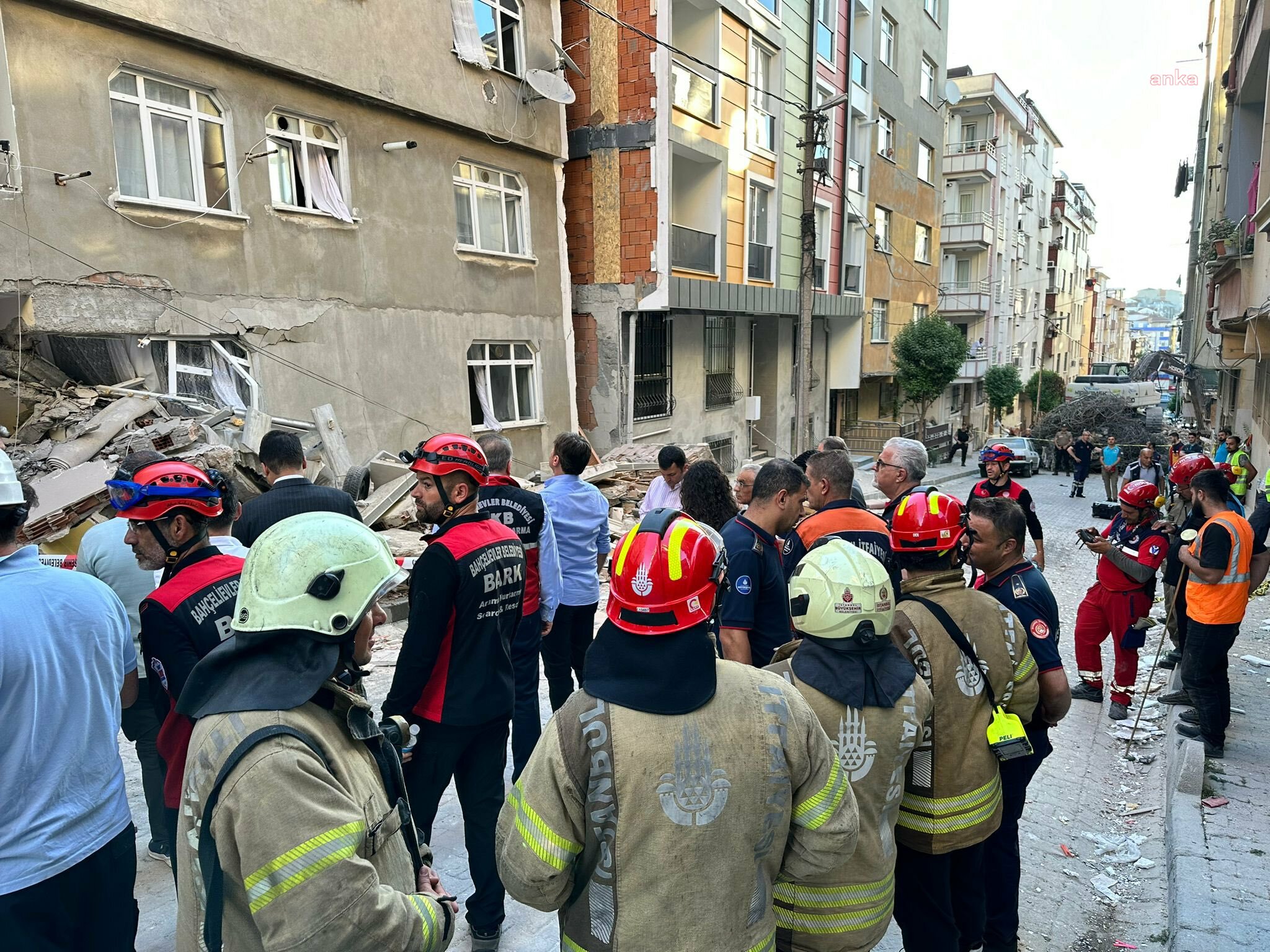 İstanbul Bahçelievler’de bir binada kısmi çökme meydana geldi