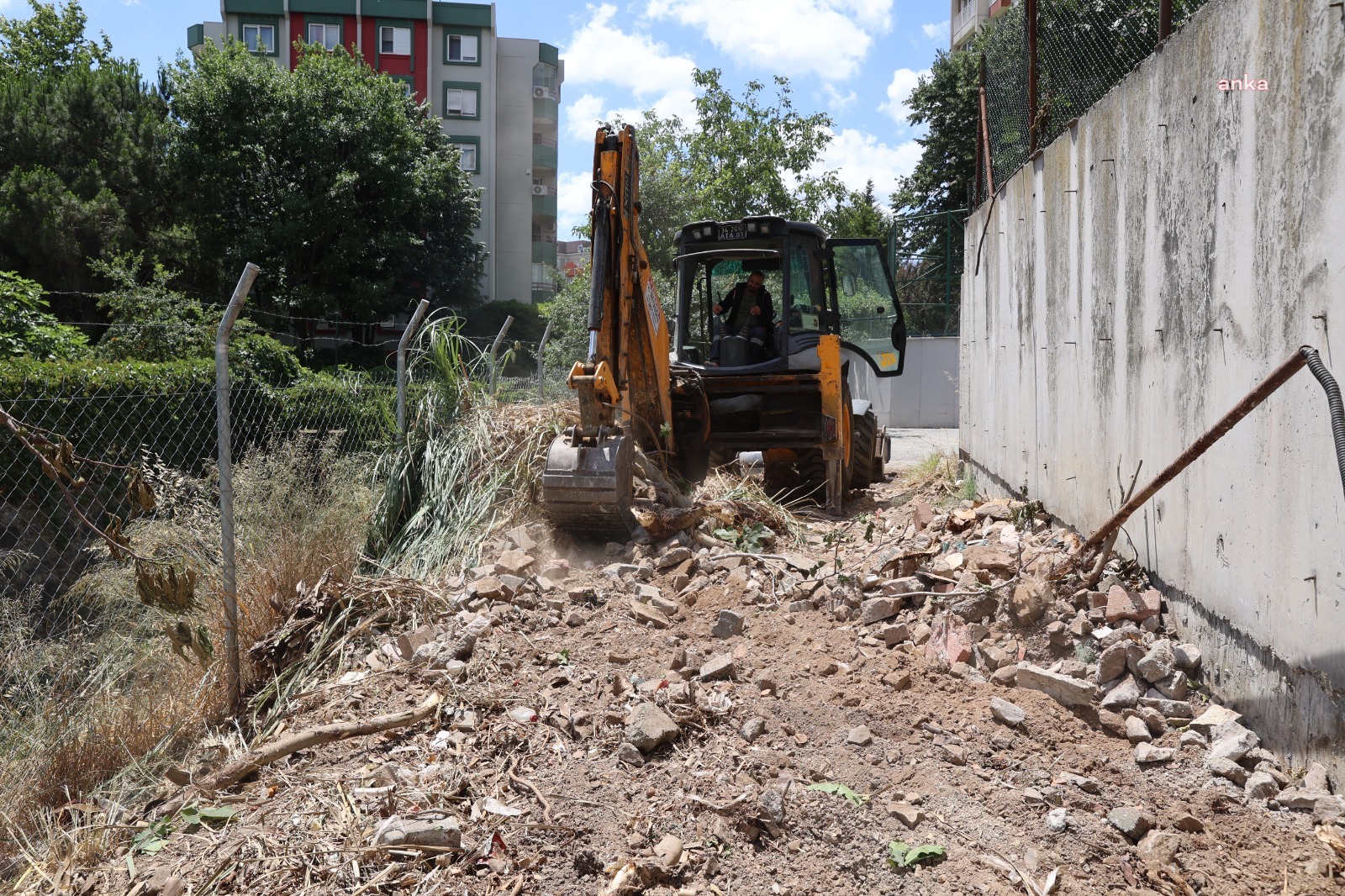 Ataşehir Belediyesi, 2 mahalle arasındaki 10 yıllık sorunu çözecek köprü için ilk kazmayı vurdu