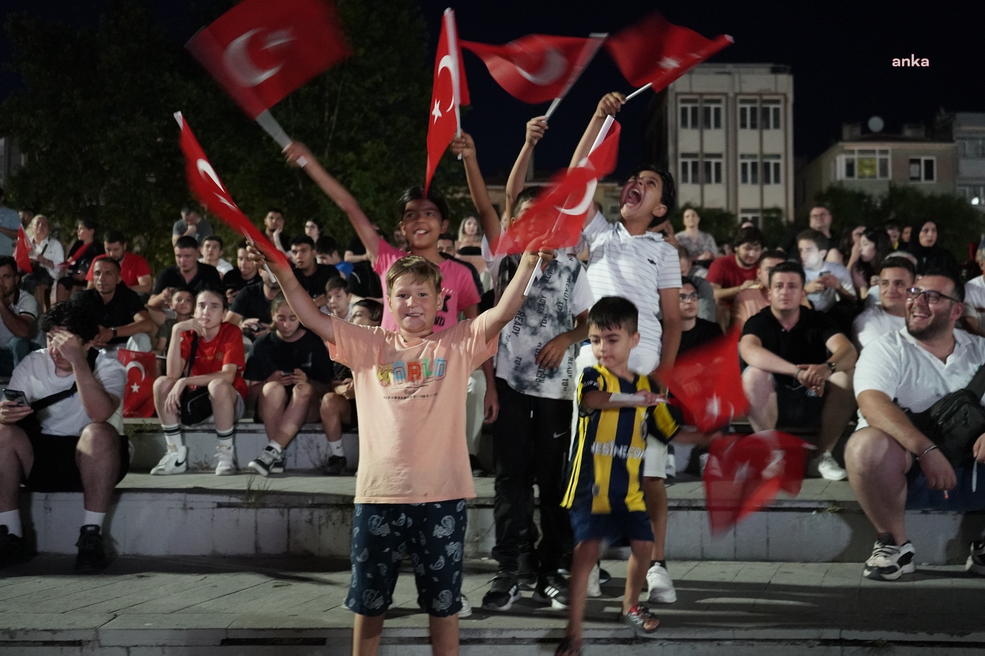 Lüleburgaz Kongre Meydanı’nda milli maç coşkusu