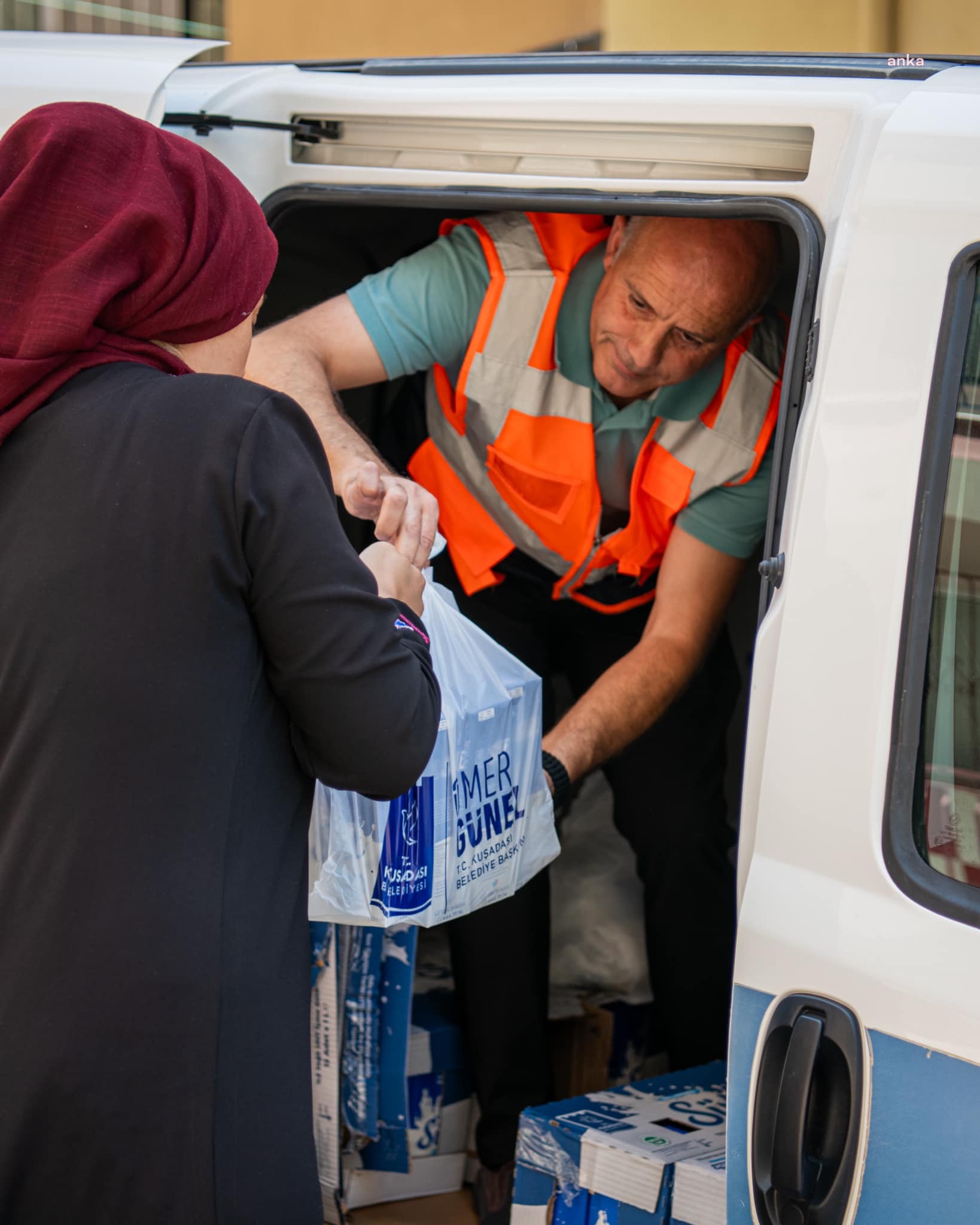 Kuşadası Belediyesi’nden çocuklara 15 ayda 143 bin 100 litre süt desteği