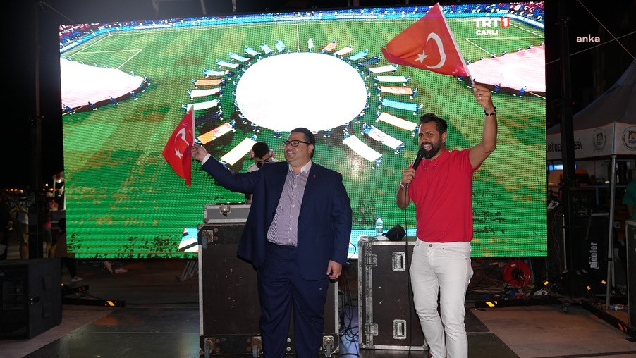 Marmaraereğlisi Belediyesi, milli maç için dev ekran kurdu