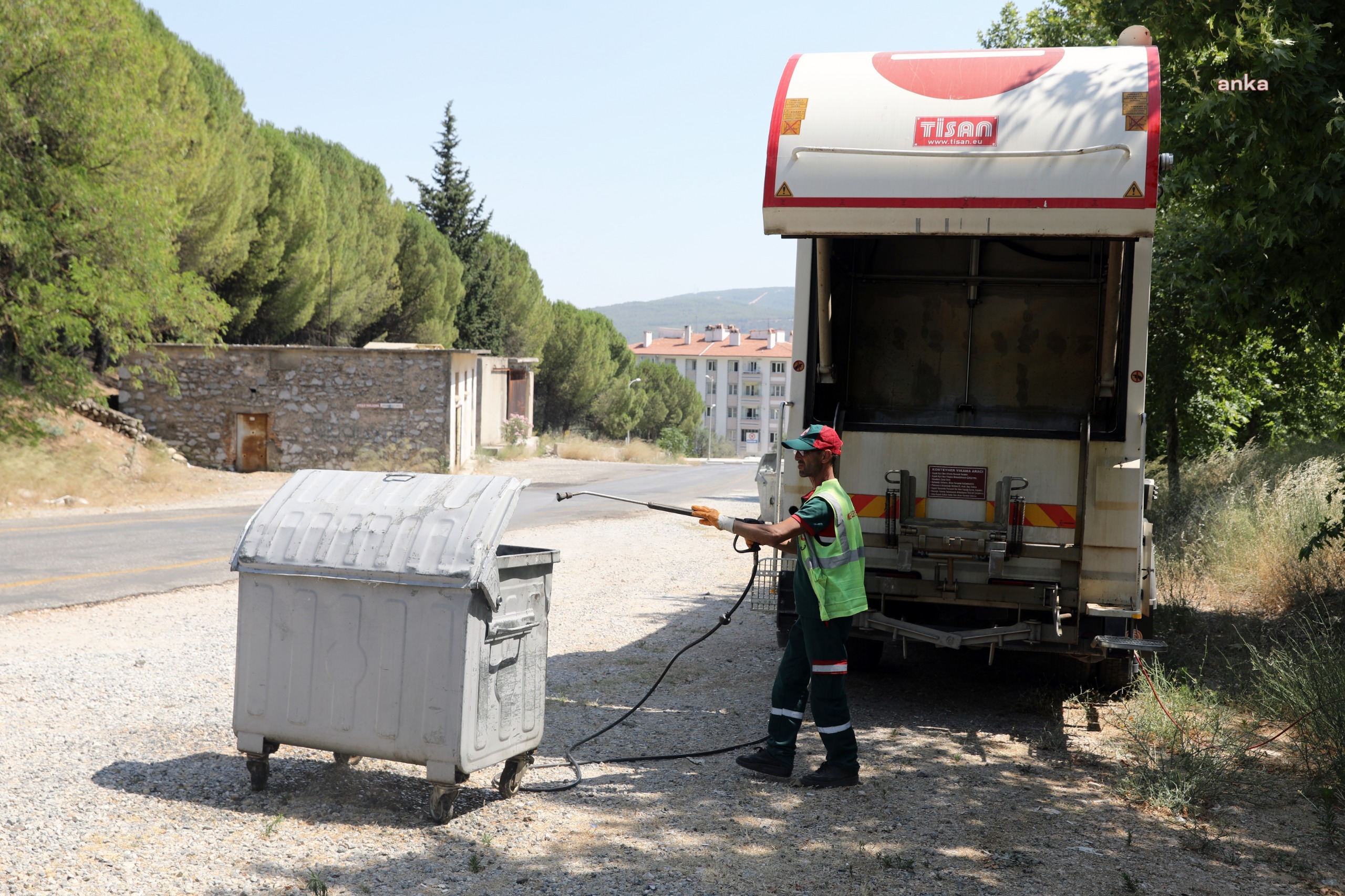 Menteşe'de temizlik çalışmaları sürüyor