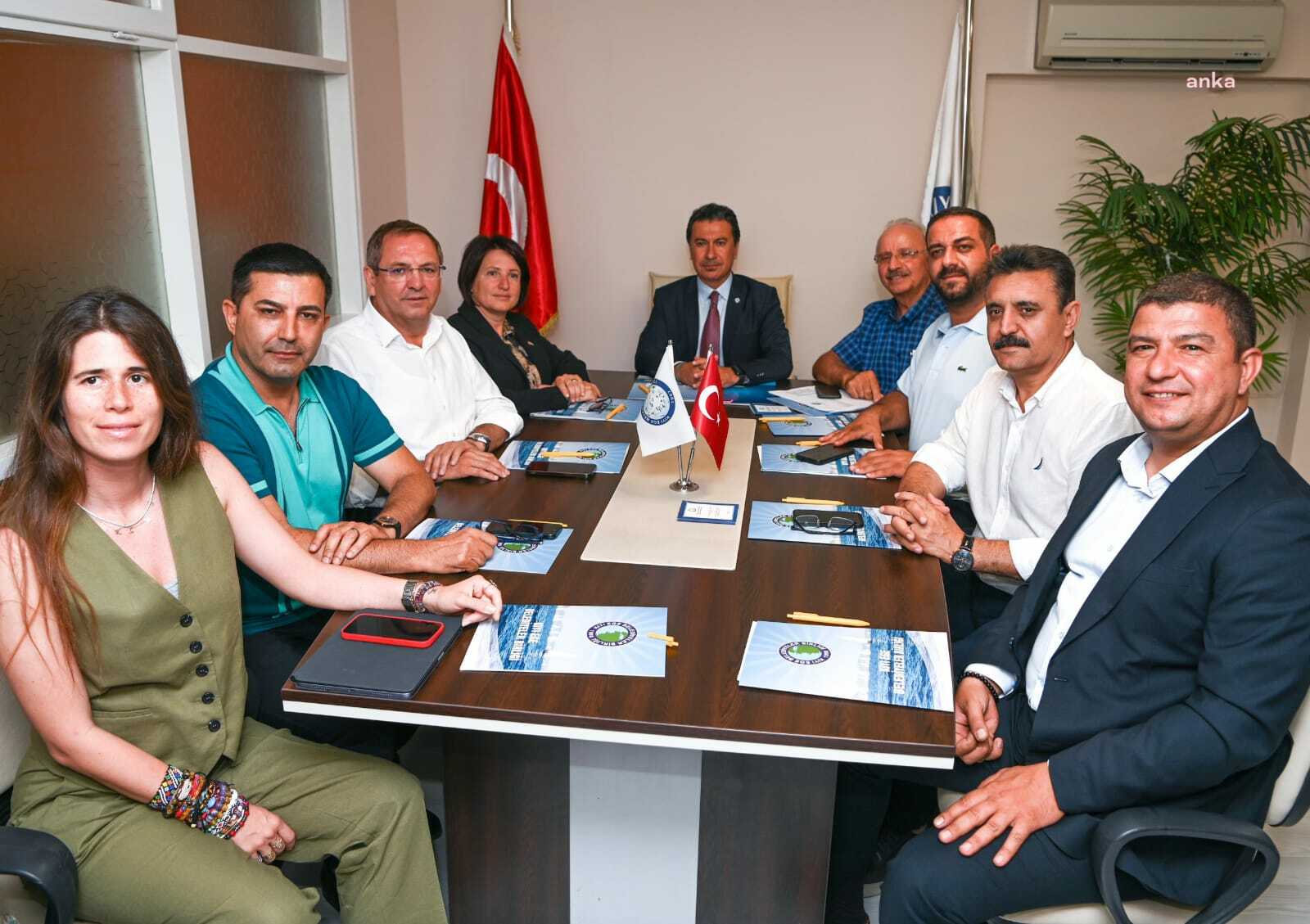 Kuşadası Belediye Başkanı Günel, Kıyı Ege Belediyeler Birliği toplantısında ücretsiz şezlong ve şemsiye uygulamasını anlattı