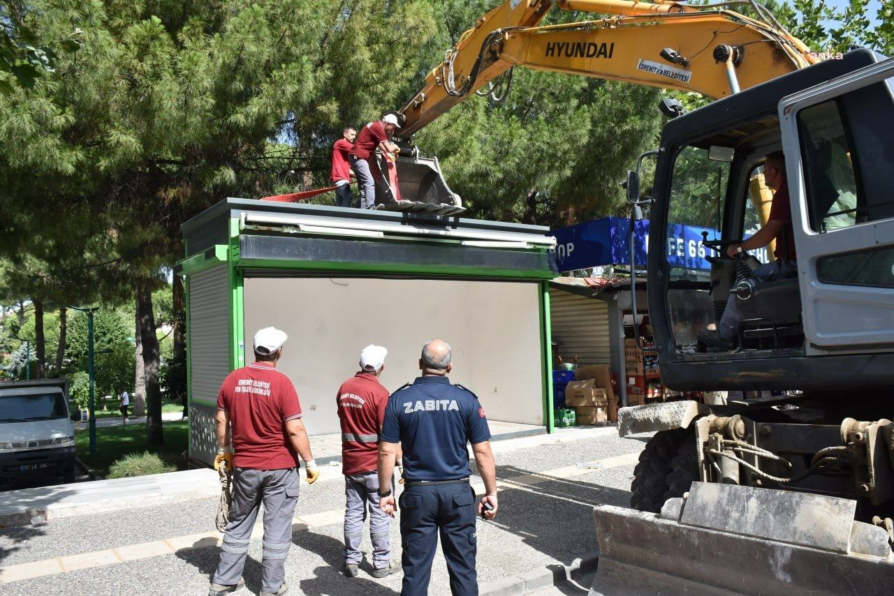 Edremit Belediyesi, izinsiz yapıları yıkıyor