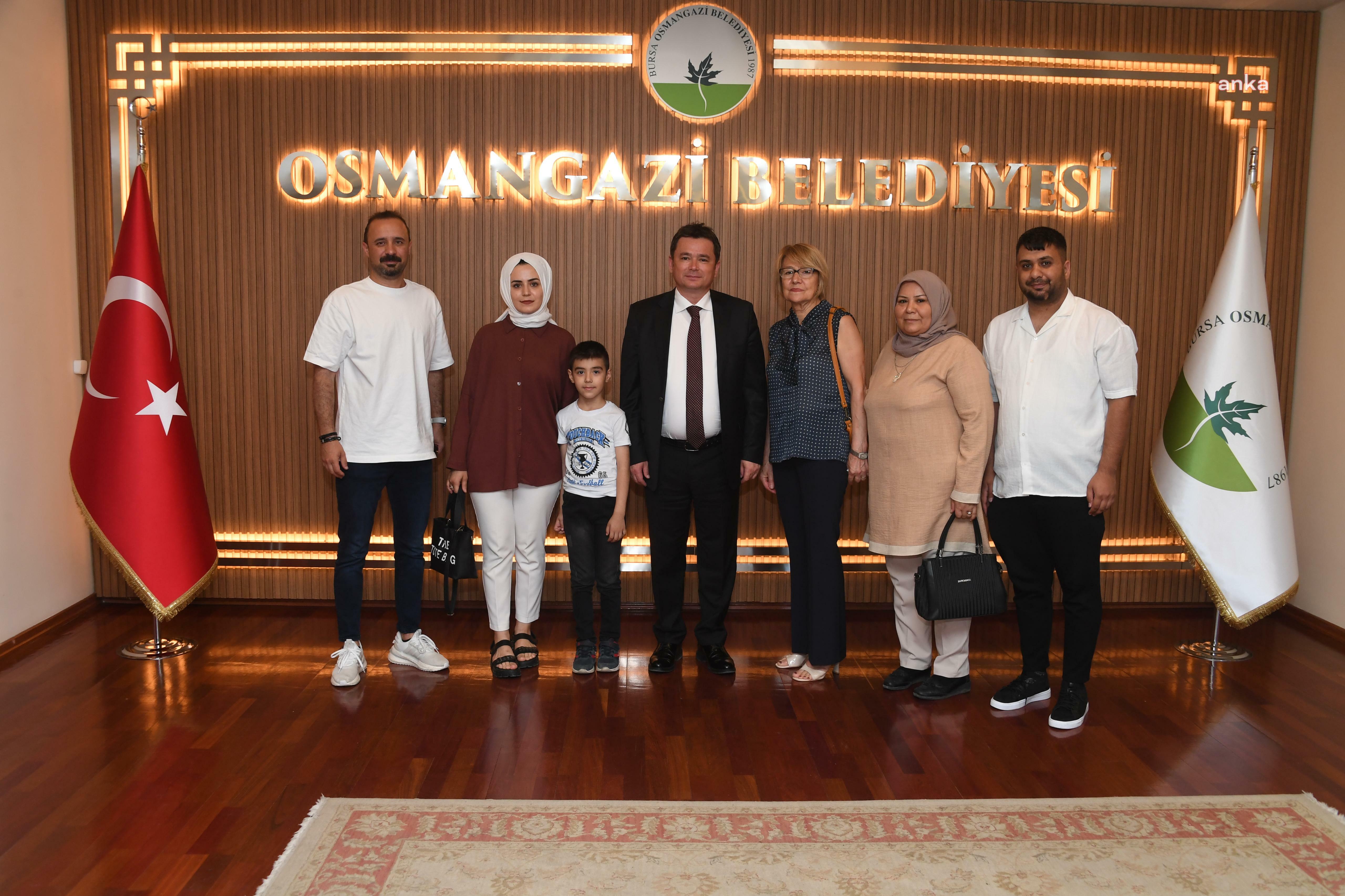 Osmangazi Belediye Başkanı Erkan Aydın, sağlığına kavuşan 7 yaşındaki Muhammet ile buluştu