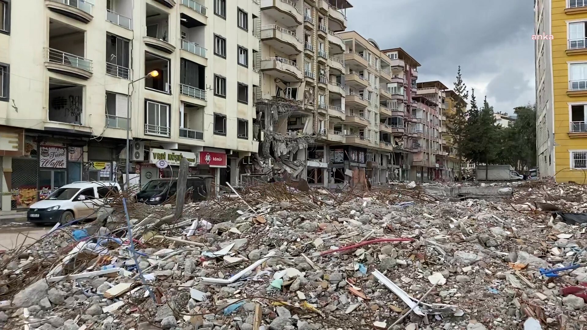 Hatay’da 51 kişiye mezar olan apartmanın müteahhidi: “Teslim etmem gereken devlet ihale işleri ve TOKİ işim var, tahliyemi talep ediyorum”